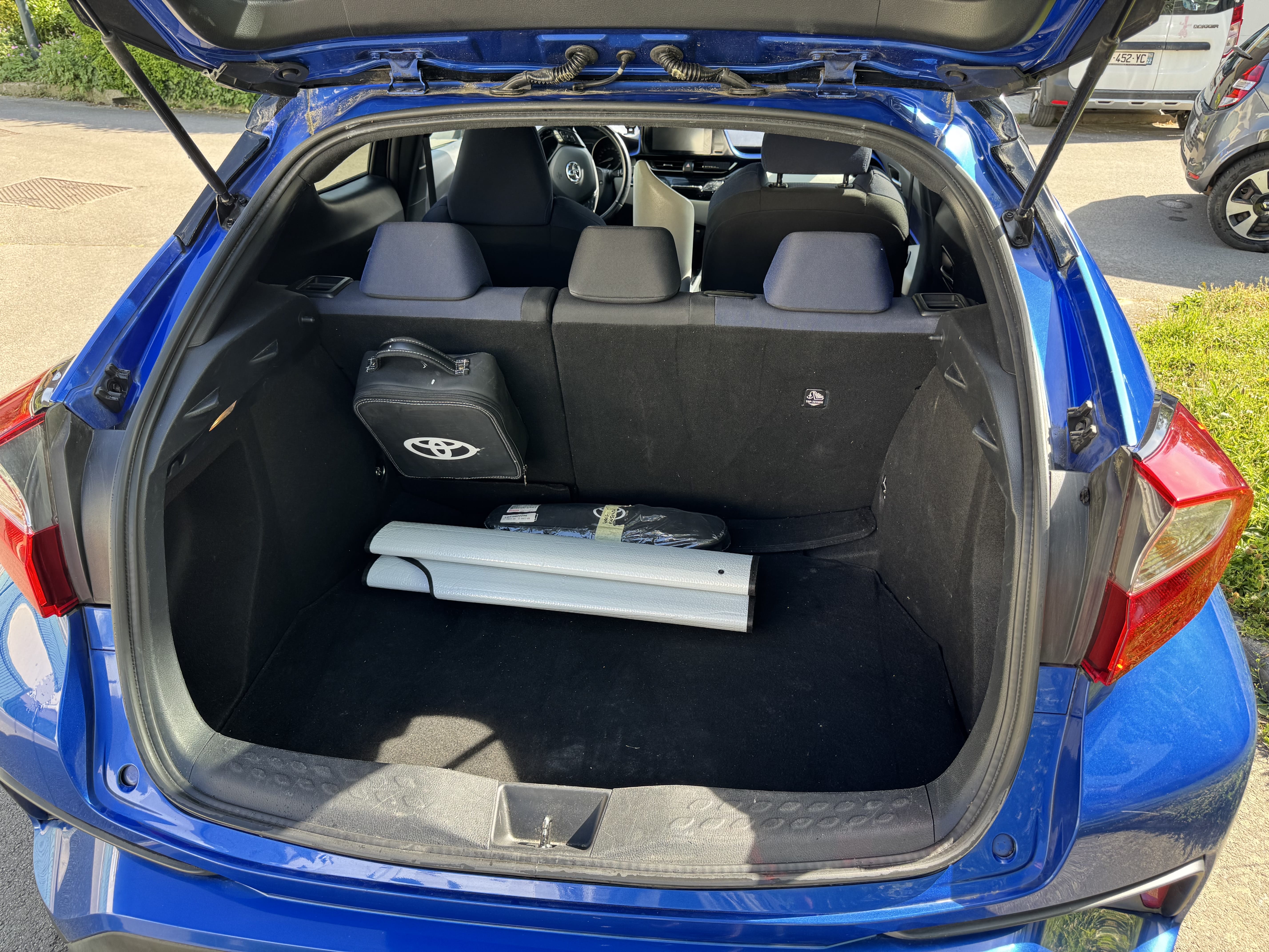 Toyota C-HR Hybrid Hybrid 122ch with Bluetooth audio