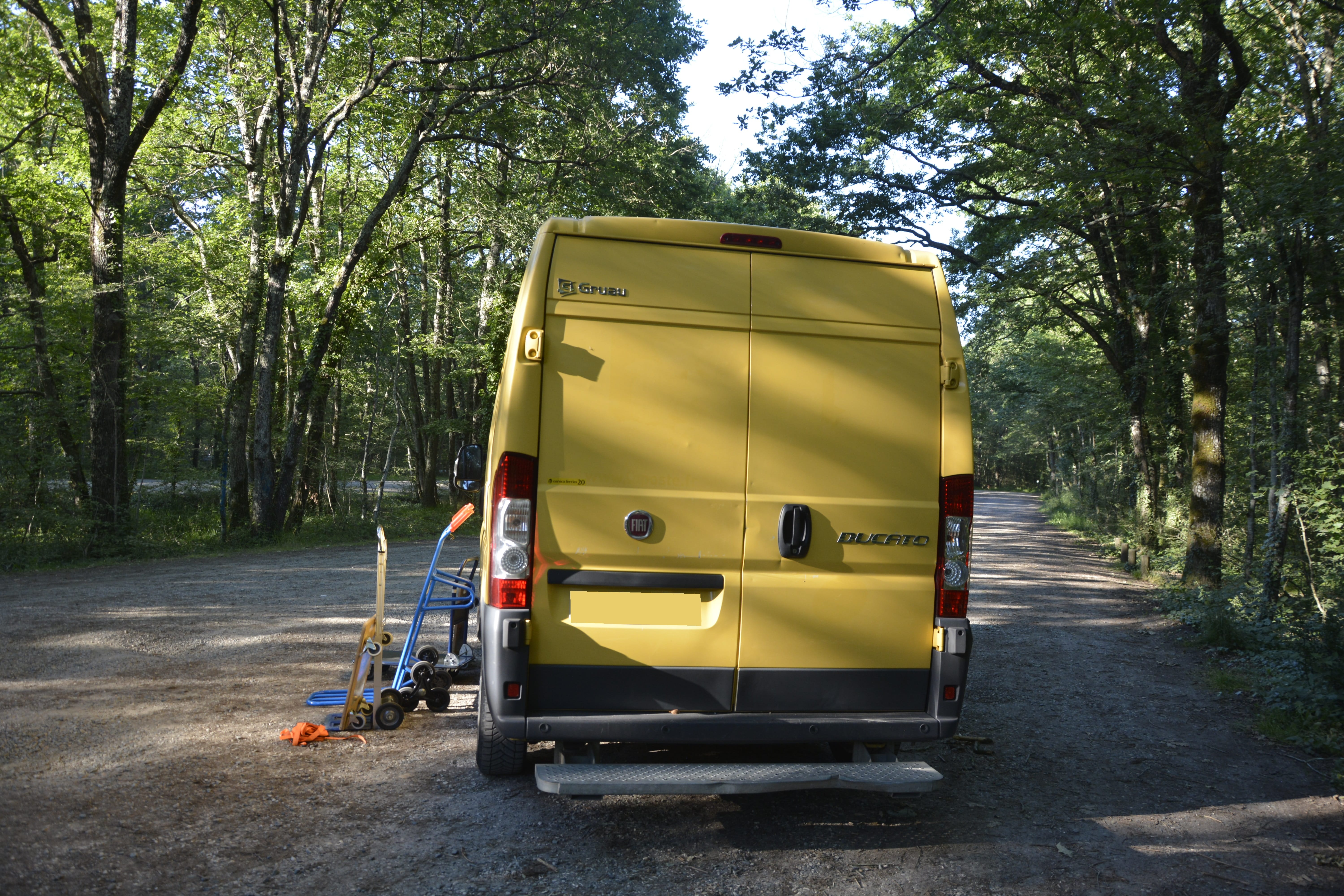 Fiat Ducato avec 2 Diables, Sangles et Chariot plateforme avec Entrée audio / iPod