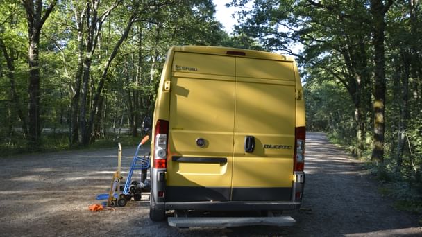 Fiat Ducato avec 2 Diables, Sangles et Chariot plateforme avec Entrée audio / iPod