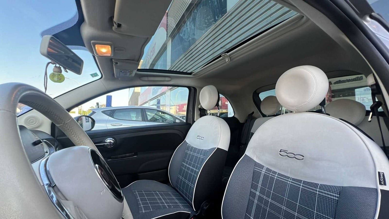 Fiat 500 con techo solar met Android Auto