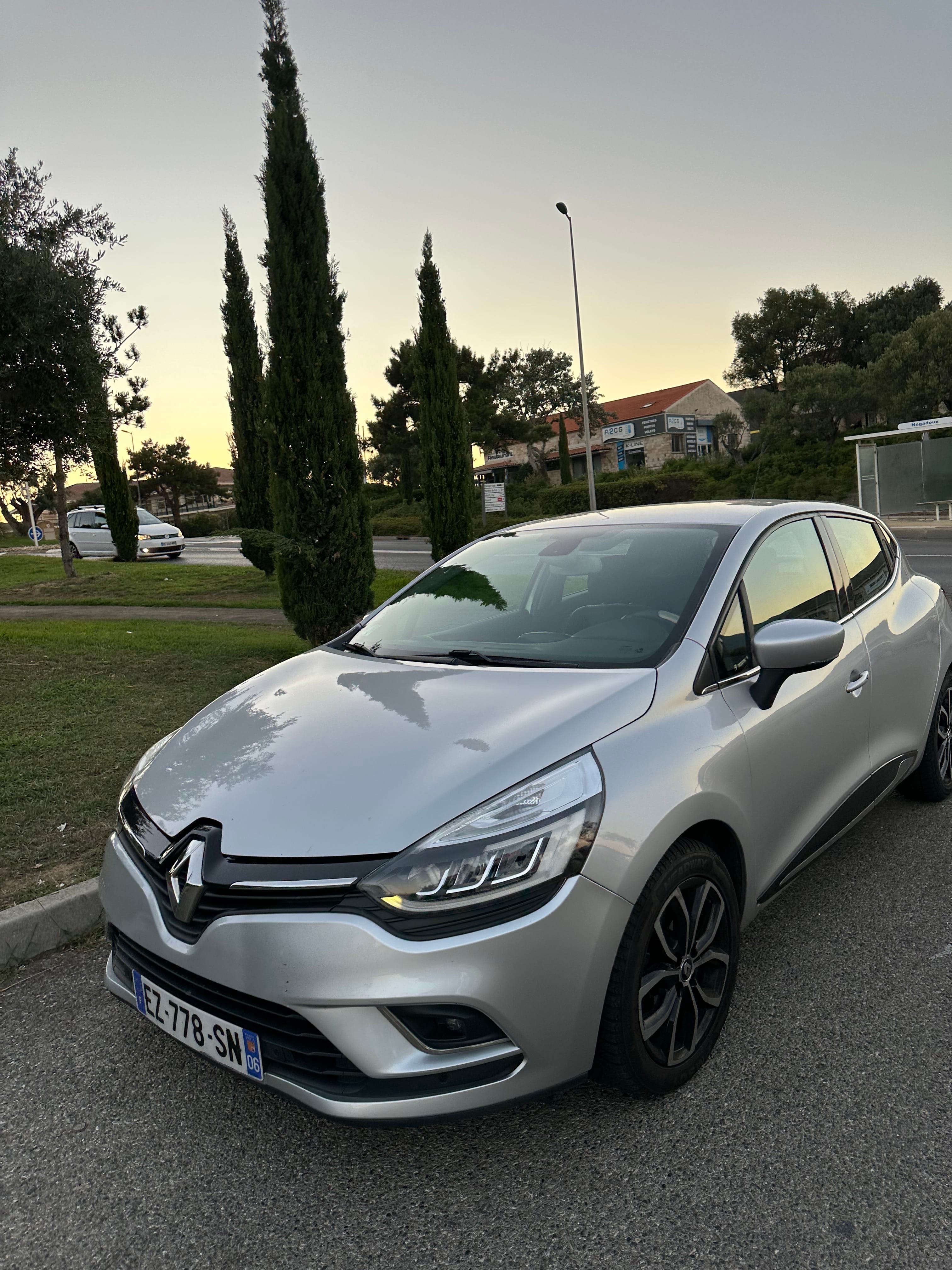 Renault Clio Renault Clio Diesel Grise – Économique, Confortable et Facile à Garer avec GPS