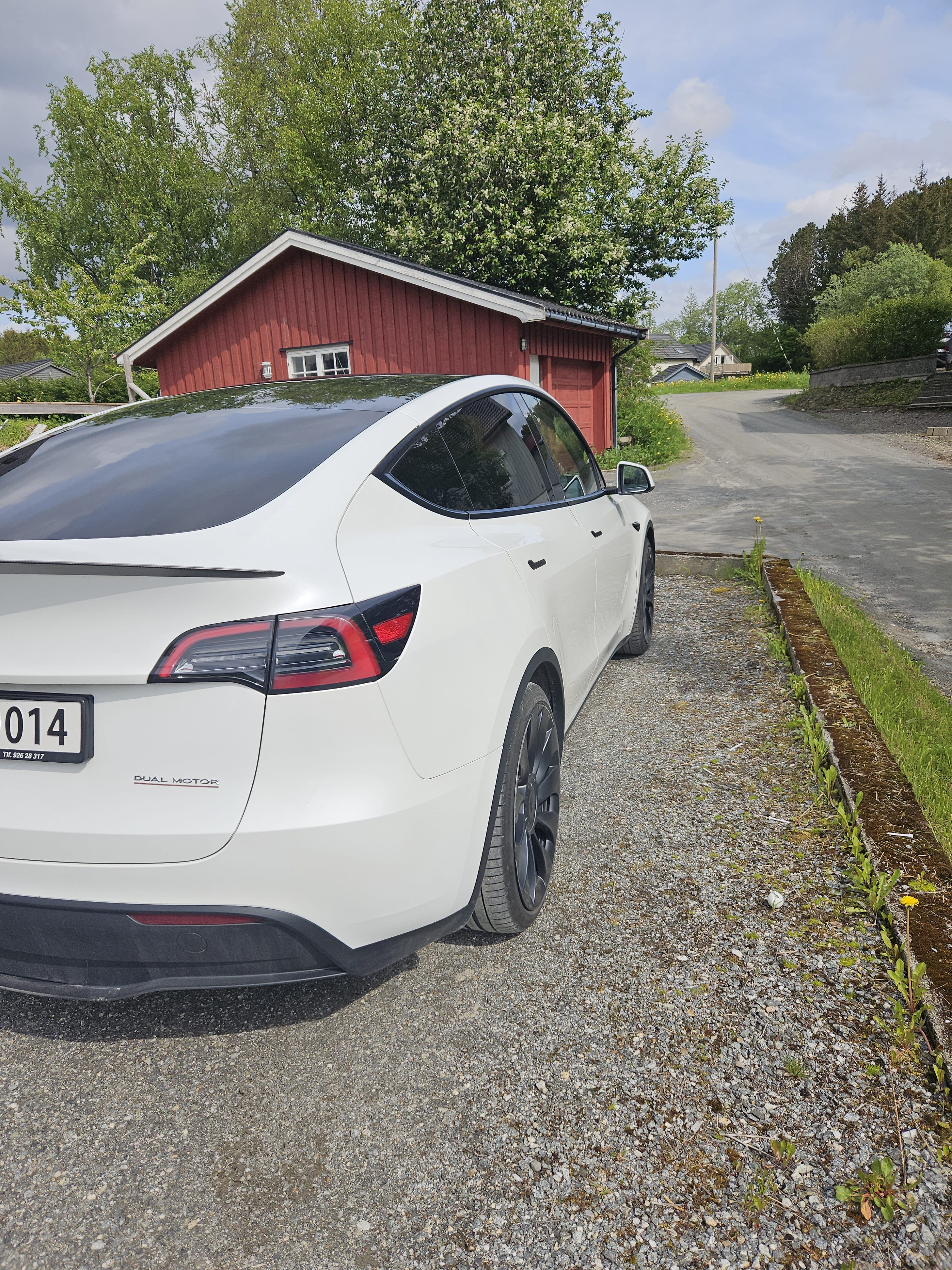 Tesla Model Y Performance med GPS