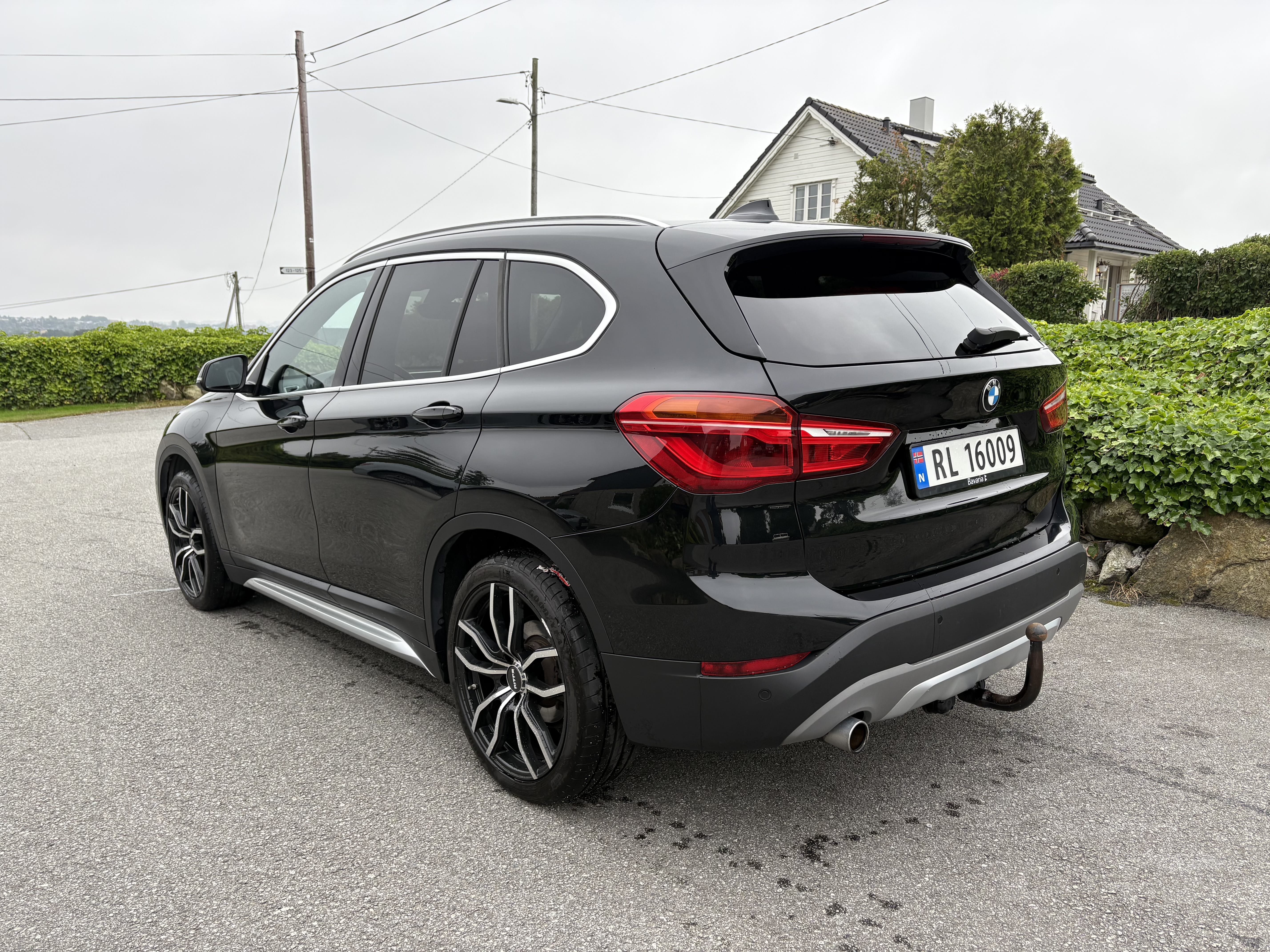 BMW X1 18d xDrive parkert i P-hus med GPS