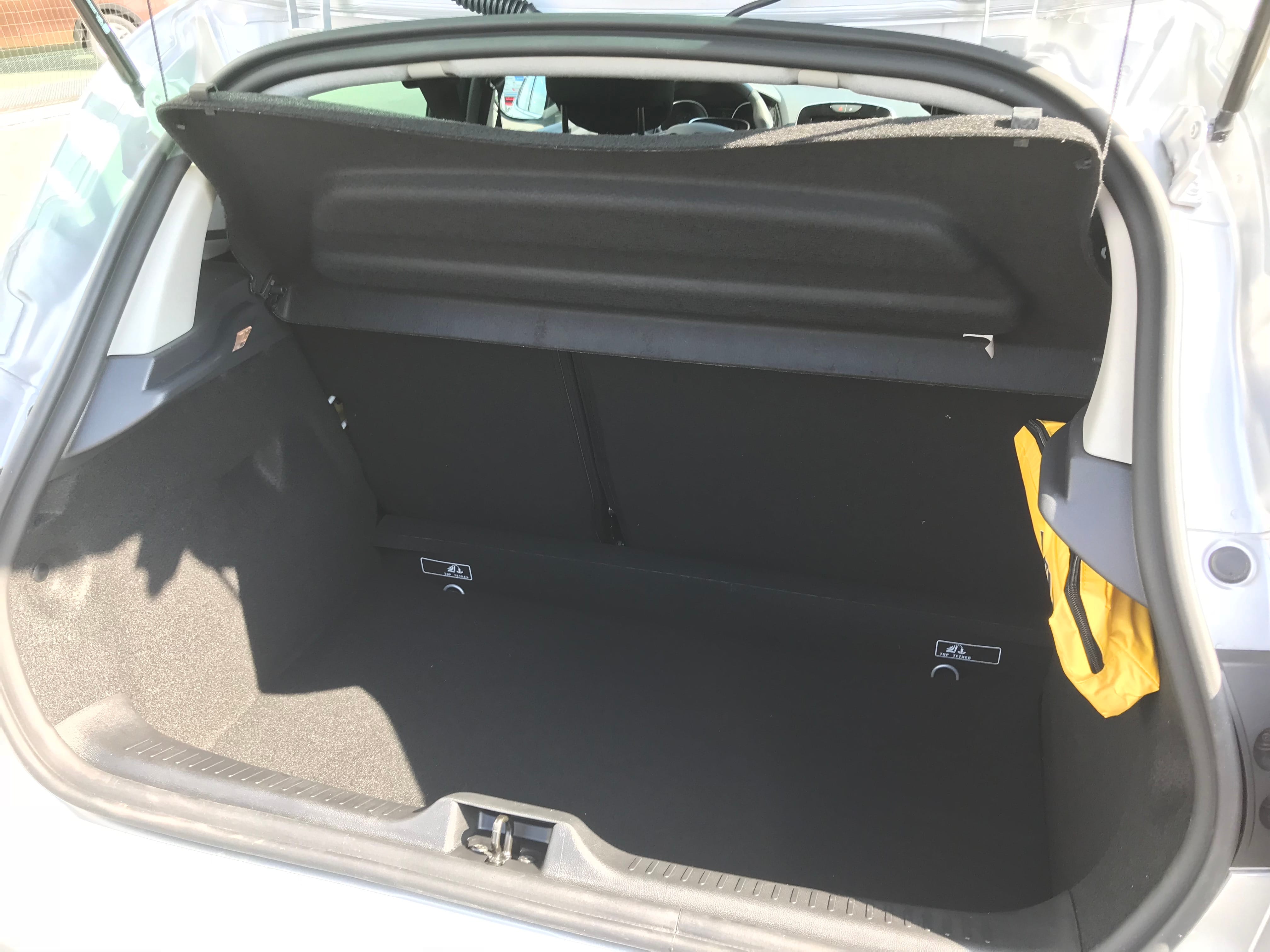 Renault Clio Parking Bruxelles - Gare du Midi avec Port USB