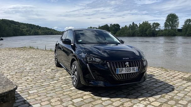 Peugeot 208 Louez la Peugeot 208 GT-Line – Sportivité, Technologie & Confort à Bordeaux ! avec Apple CarPlay