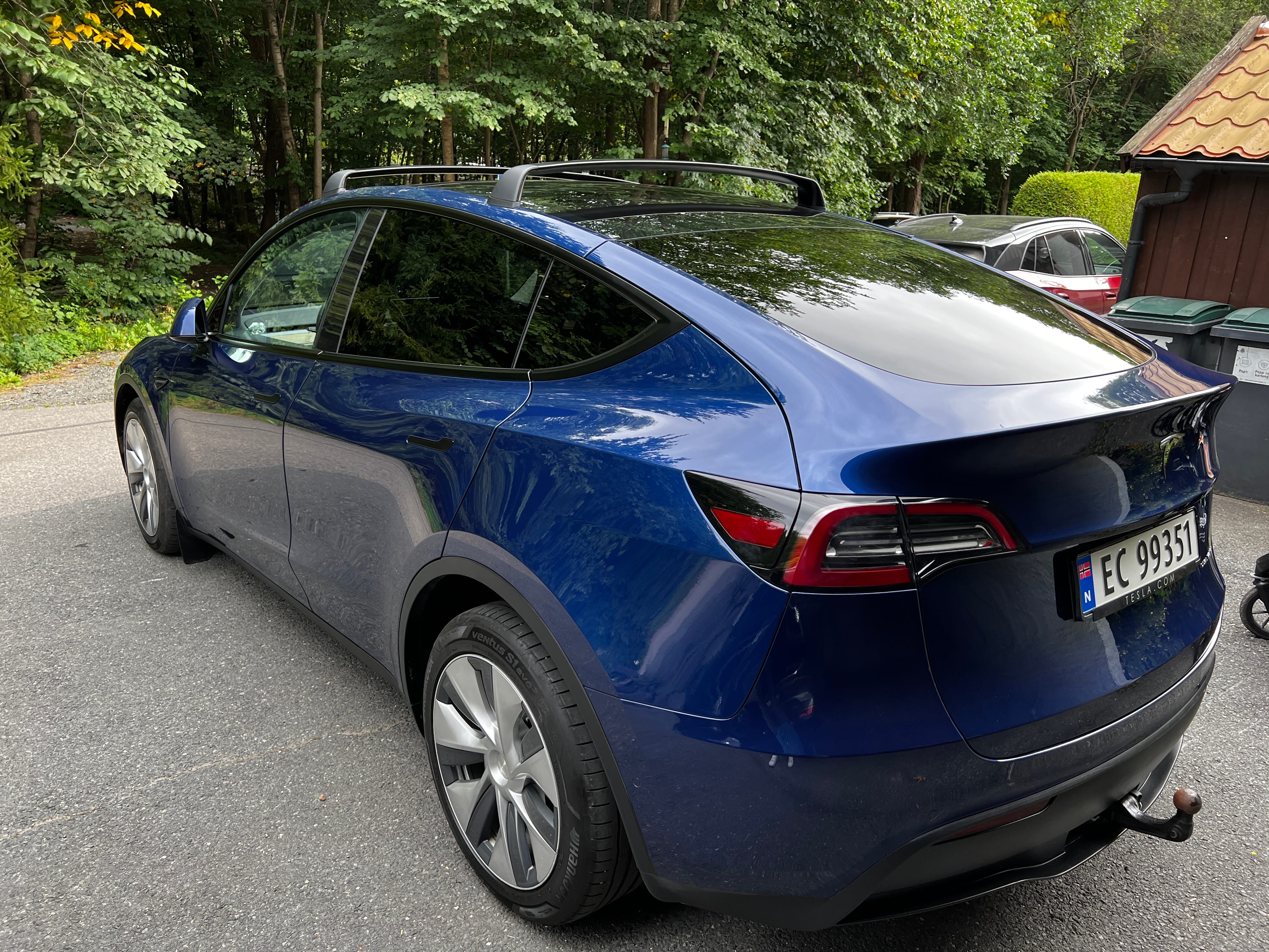 Tesla Model Y med GPS