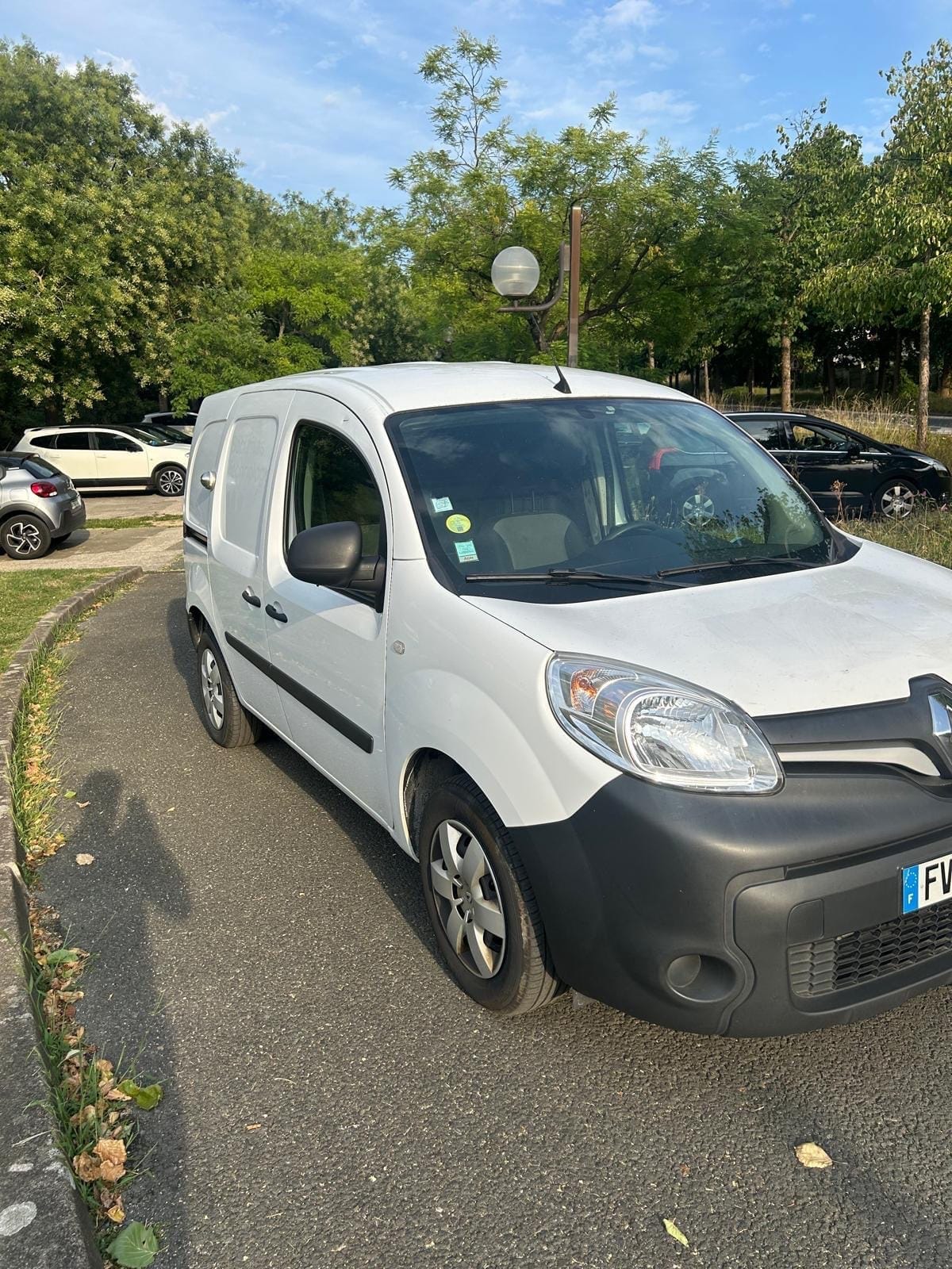 Renault Kangoo Express  Récent et fiable, bien équipé – Dispo 24h/24 avec Climatisation