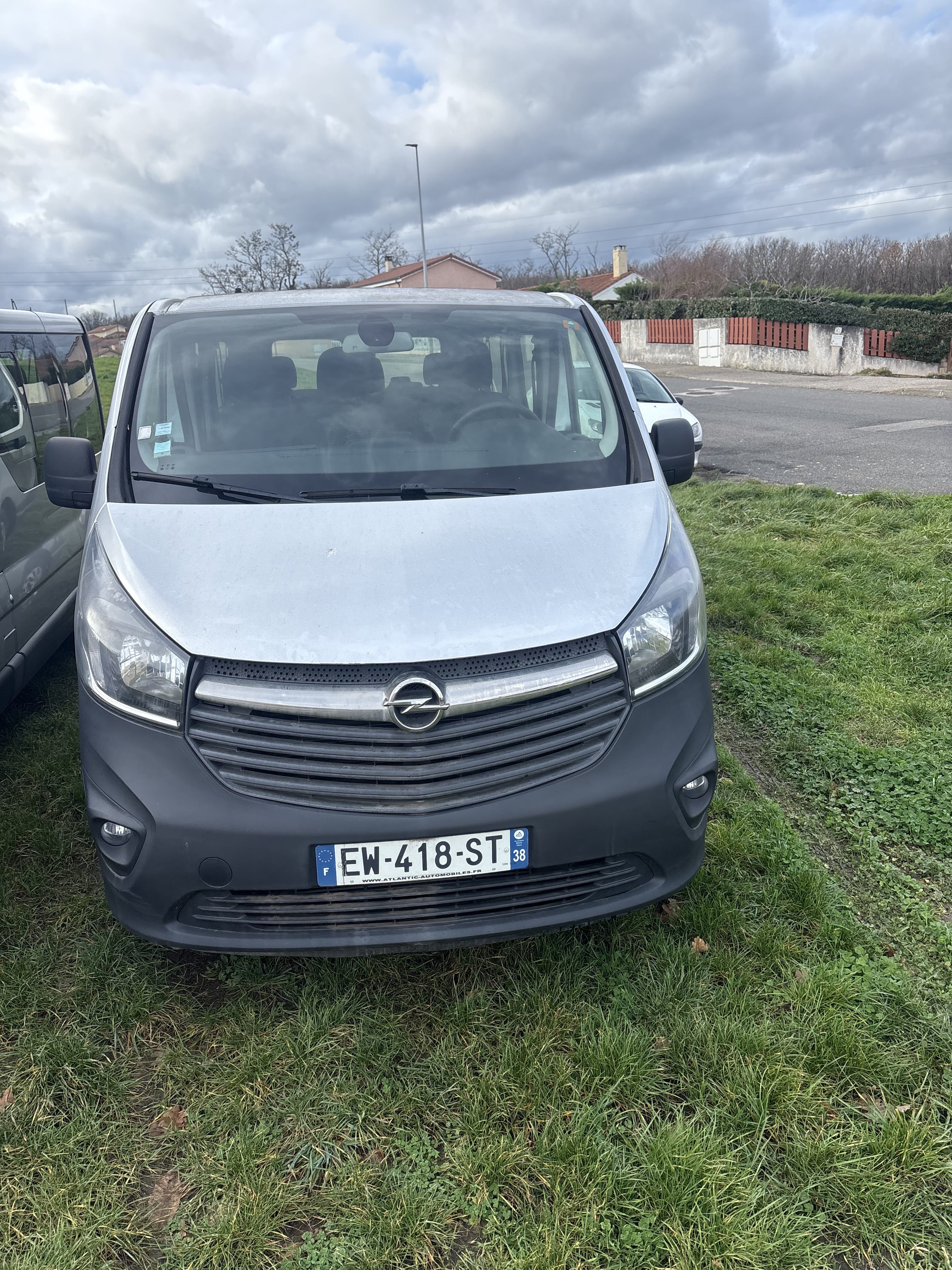 Opel Vivaro avec Siège bébé