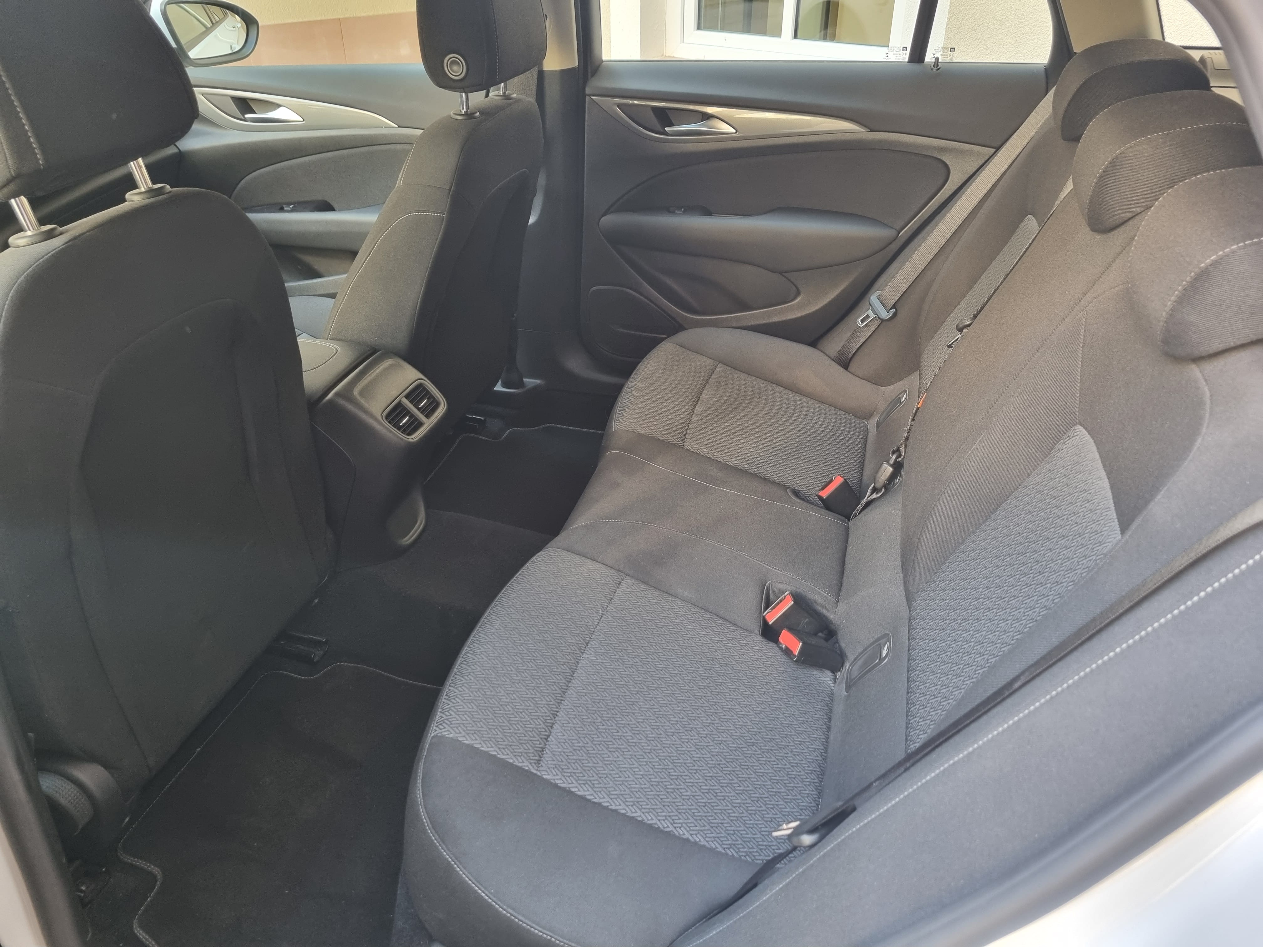 Opel Insignia Sports Tourer 2000 mit Kindersitz