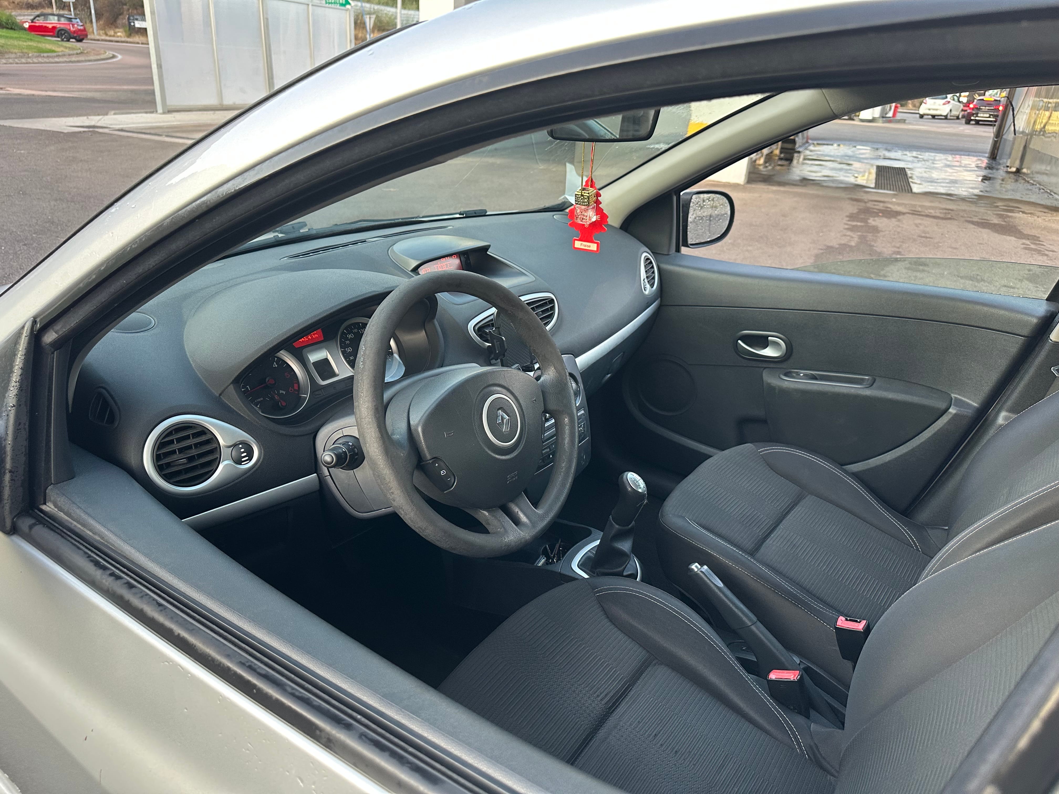 Renault Clio avec Autoradio