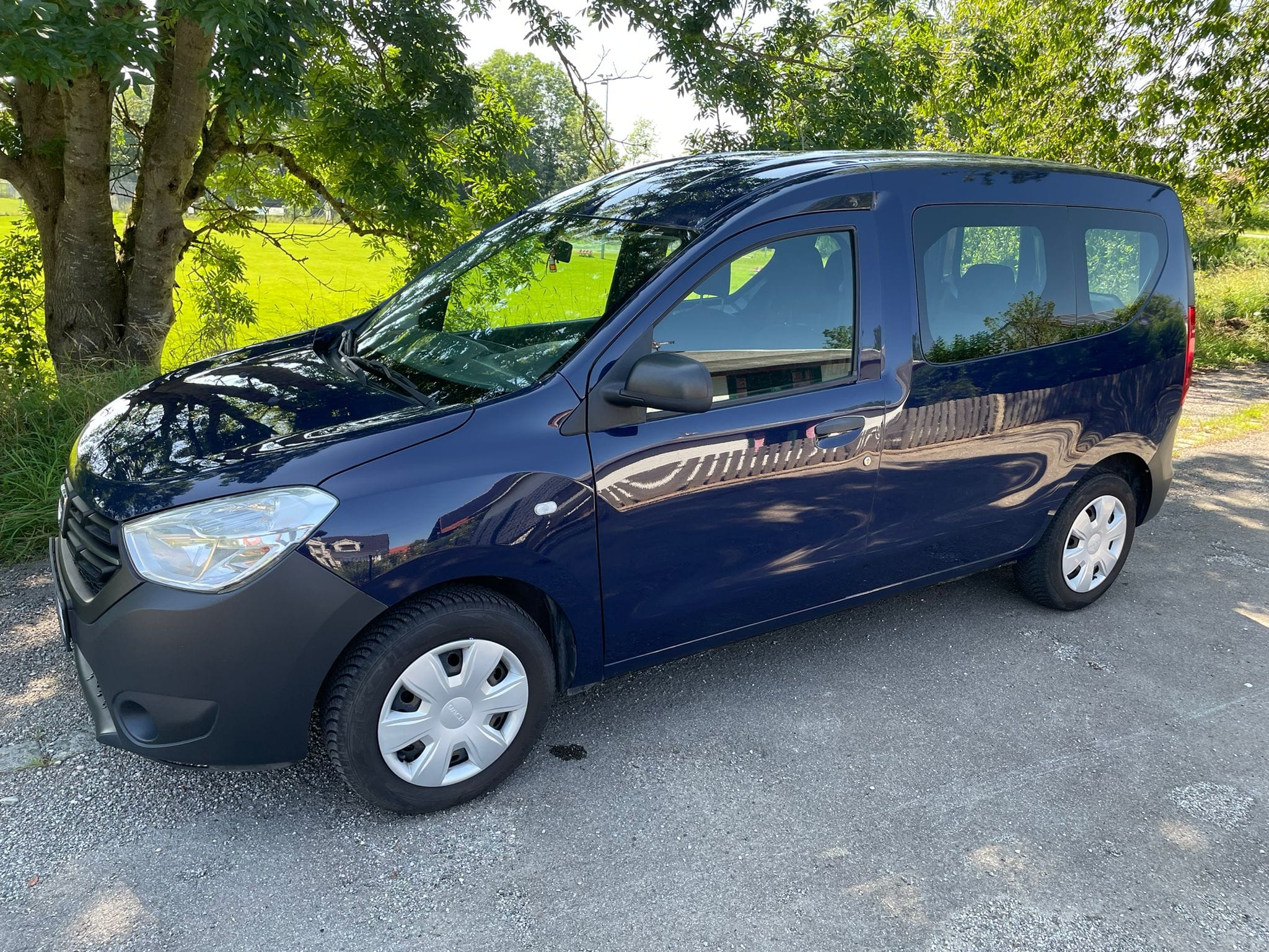 Dacia Dokker Van mit Schneeketten