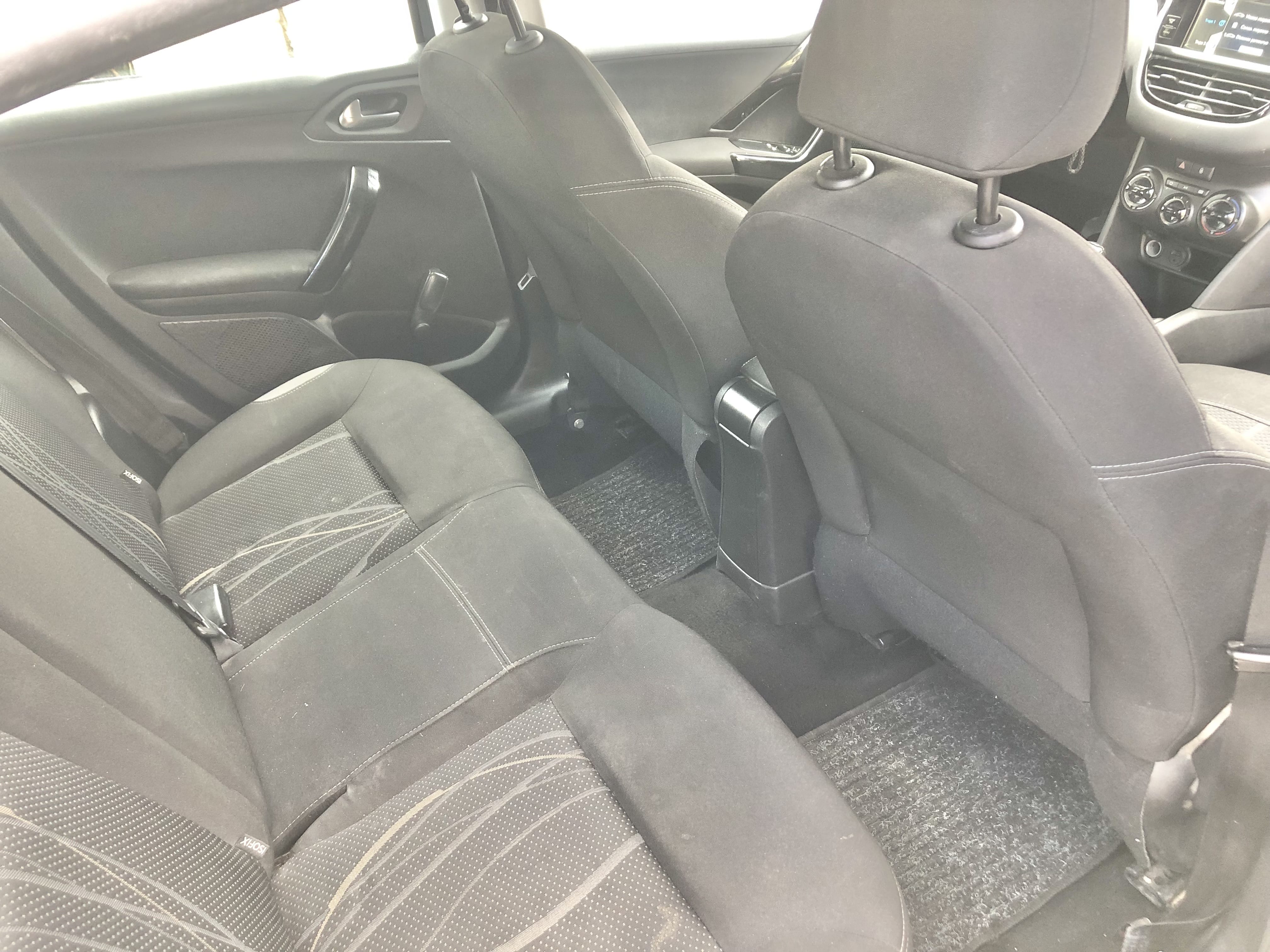 Peugeot 208 avec Entrée audio / iPod