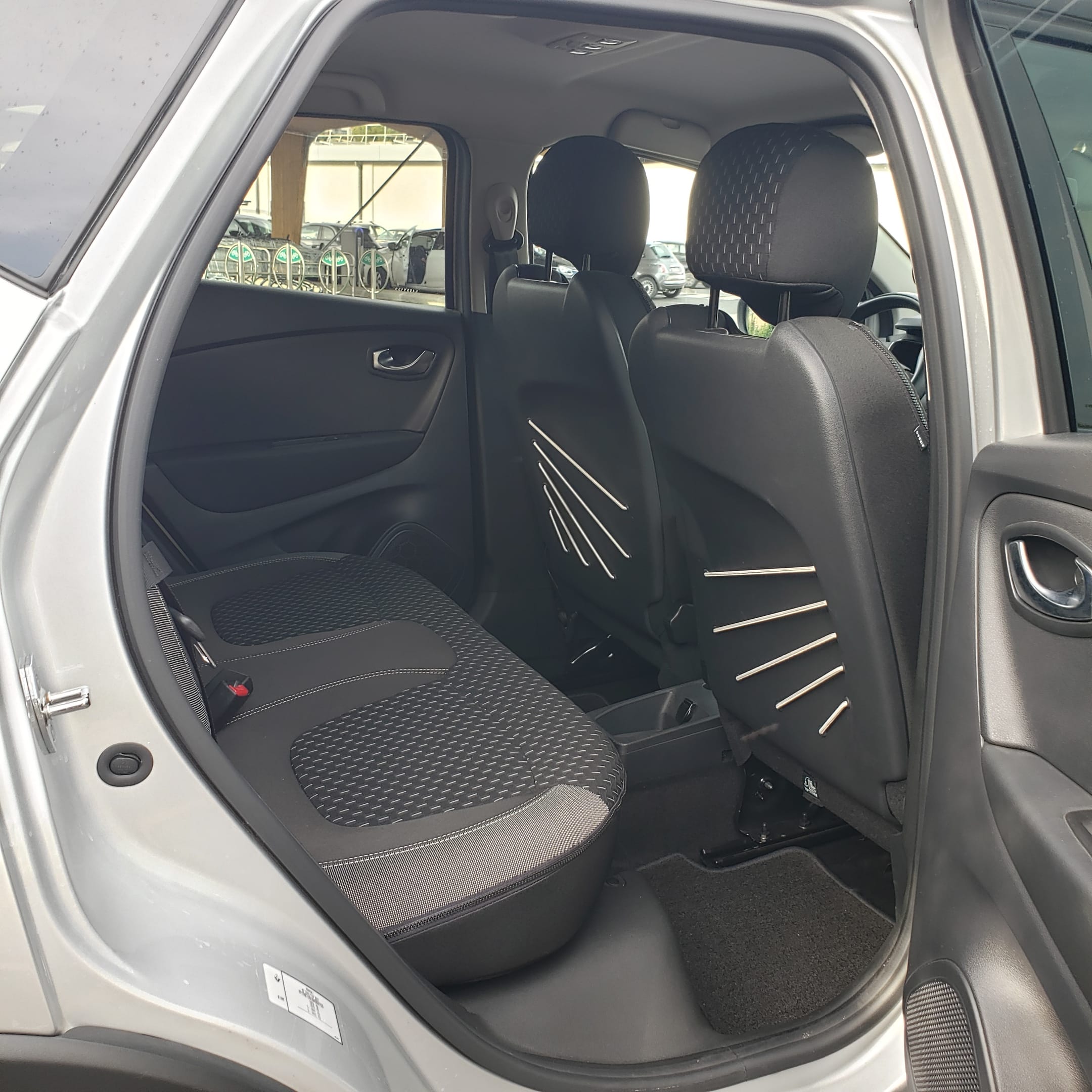 Renault Captur Aeroport Marseille, 24/24 , excellent état, bien équipée avec Apple CarPlay