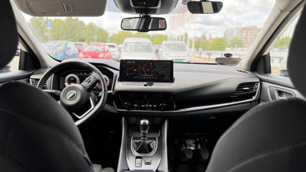 Nissan Qashqai med ekstra pedaler til øvelseskjøring med GPS
