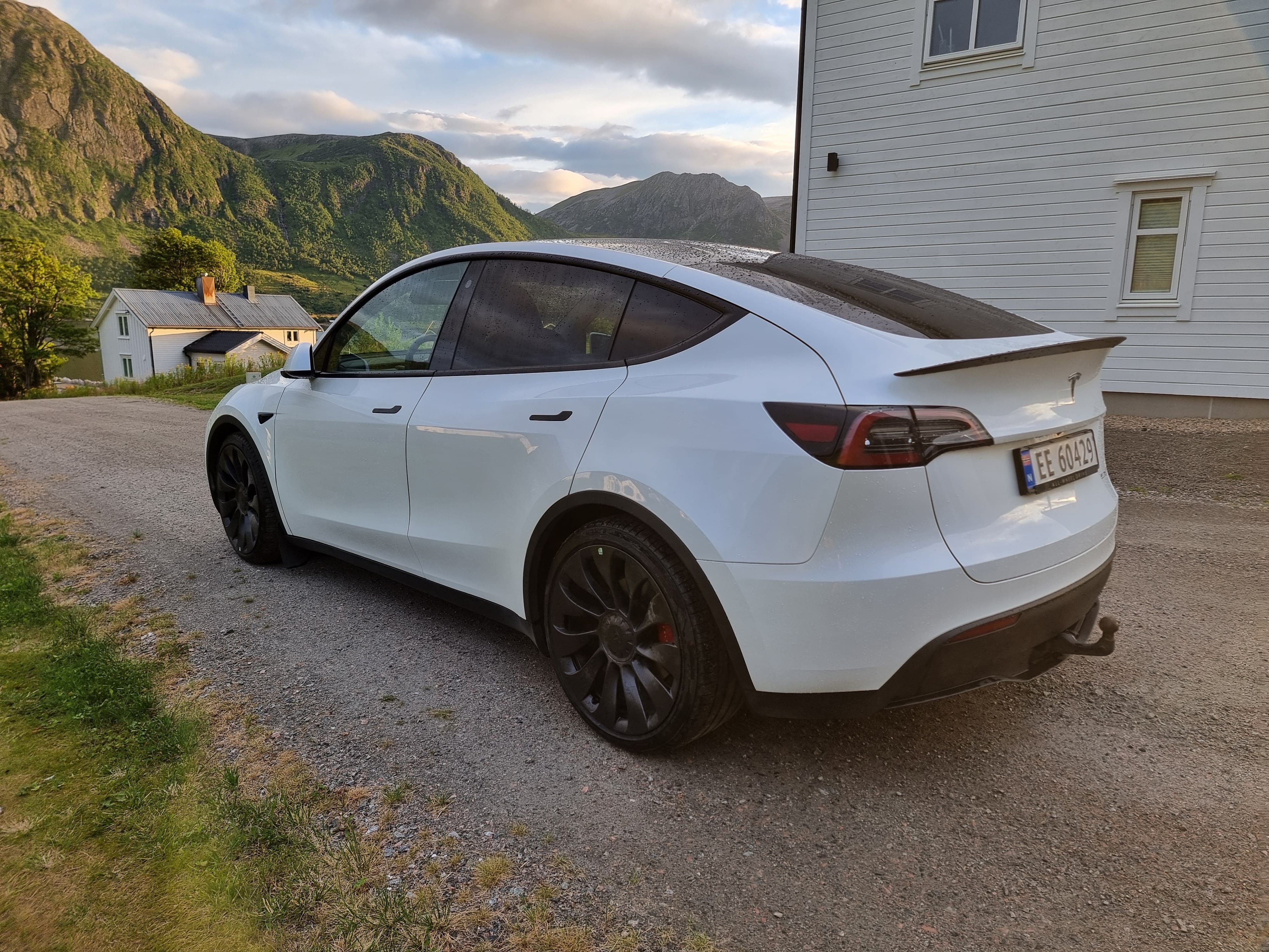 Tesla Model Y Performance med GPS