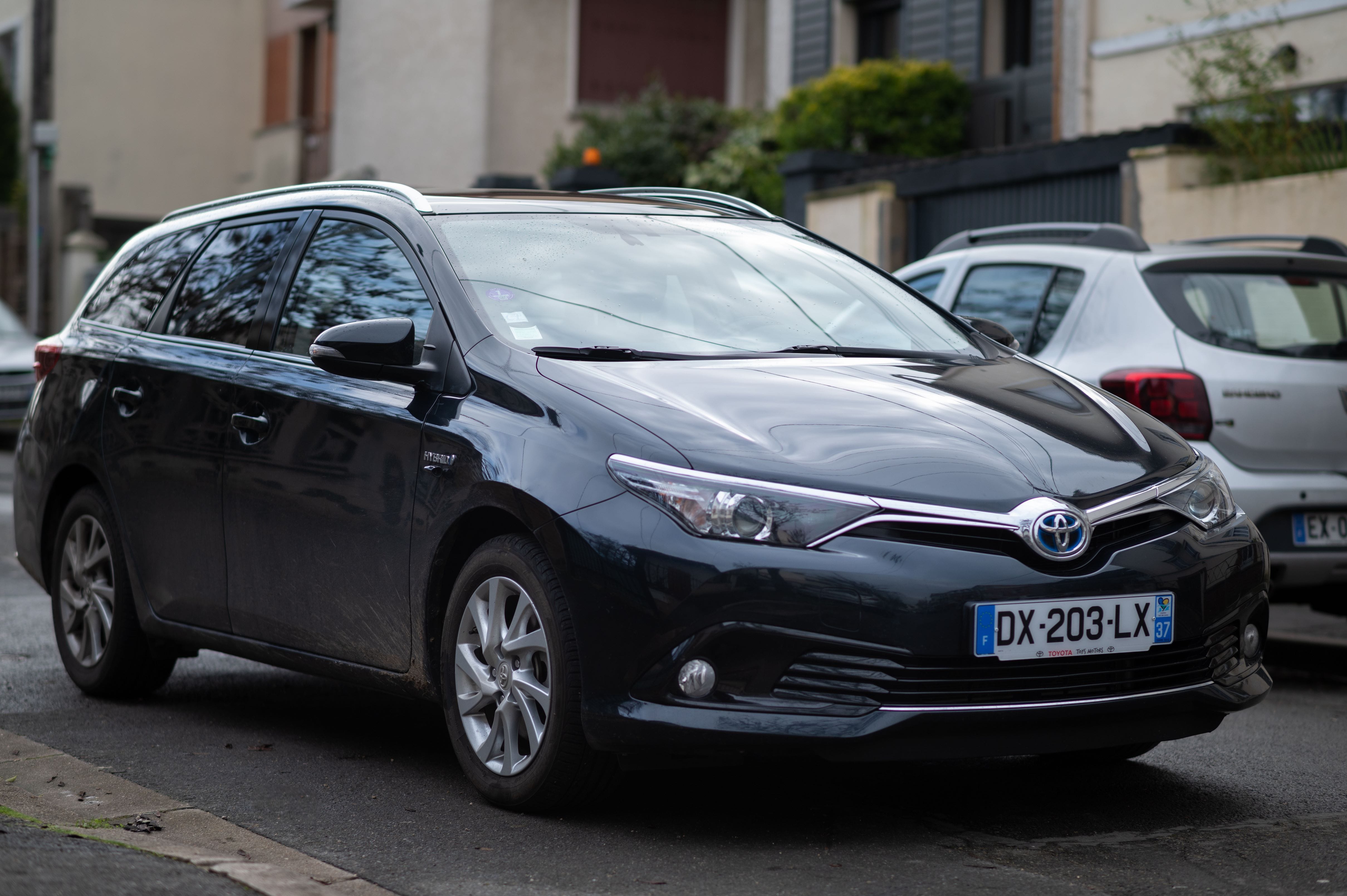 Toyota Auris Touring Sports, 2015, Essence 95 / Électrique (hybride), automatique