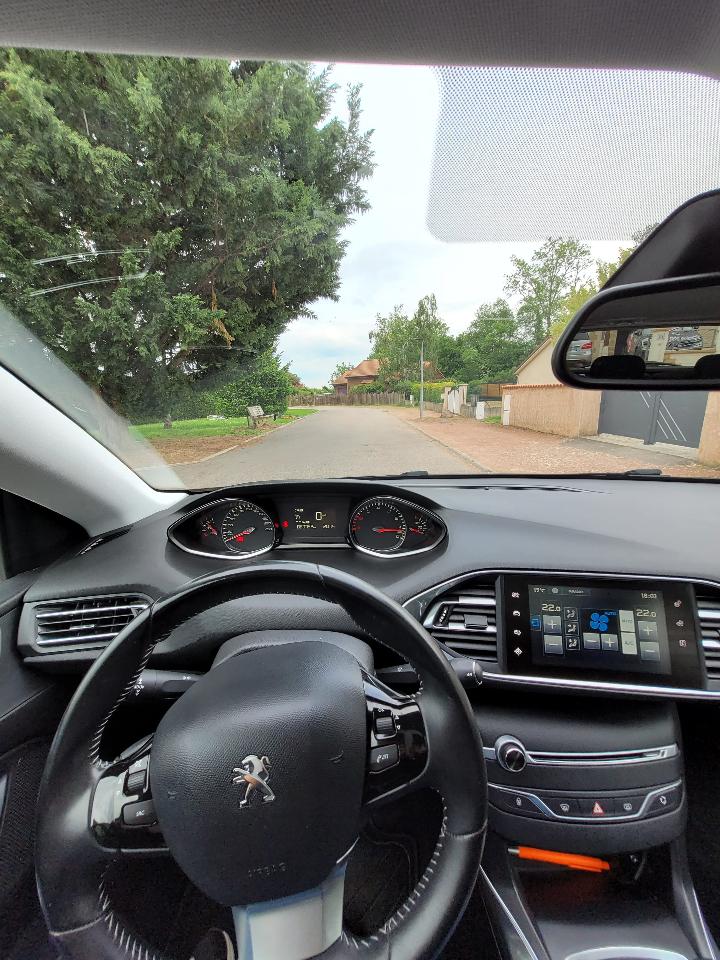 Peugeot 308 1.2l 110cv vignette crit'air 1 avec attelage avec Siège bébé