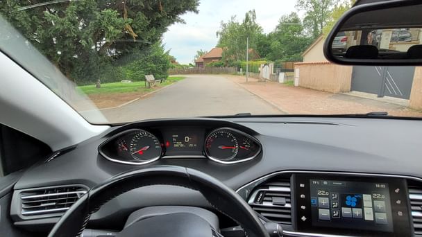 Peugeot 308 1.2l 110cv vignette crit'air 1 avec attelage avec Siège bébé