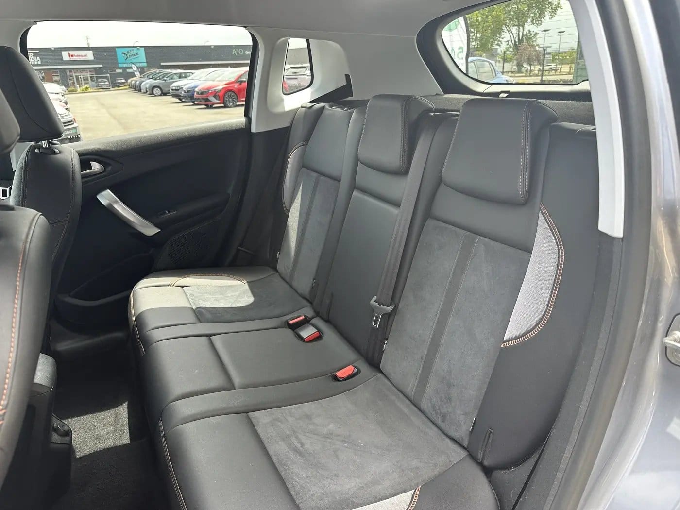 Peugeot 2008 1.2l Crossway avec Entrée audio / iPod