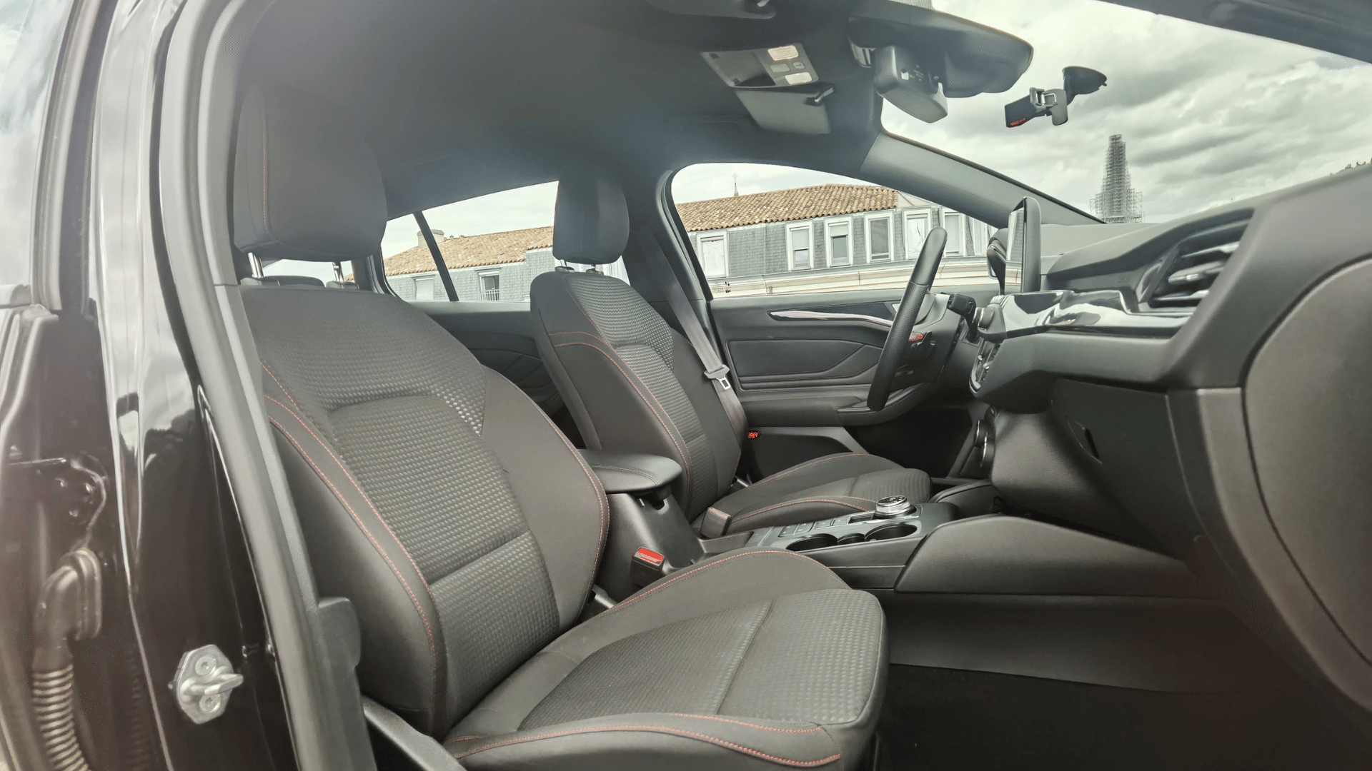 Ford Focus SW Break ST-Line | AUTO | Coffre Énorme | GARE ST-JEAN (750m) avec Siège bébé