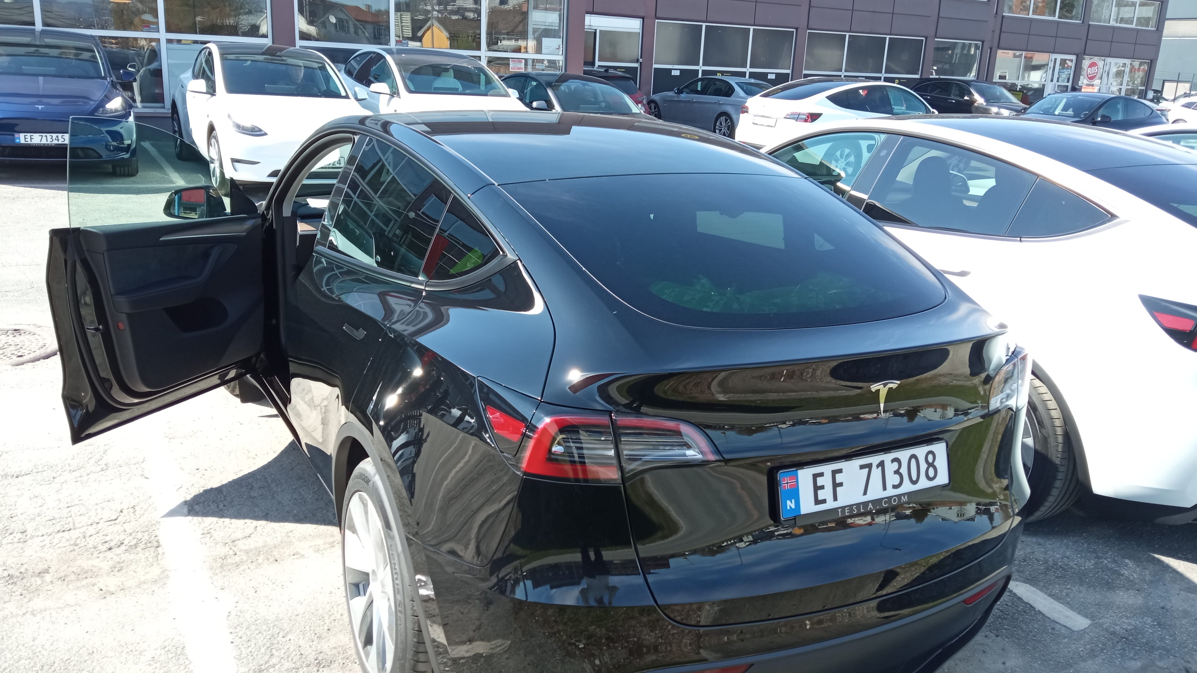 Tesla Model Y med GPS