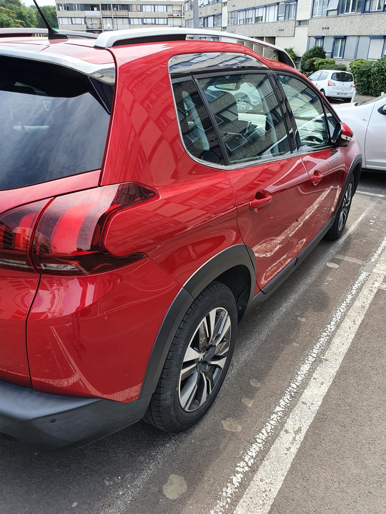 Peugeot 2008 rouge 6 c v avec GPS