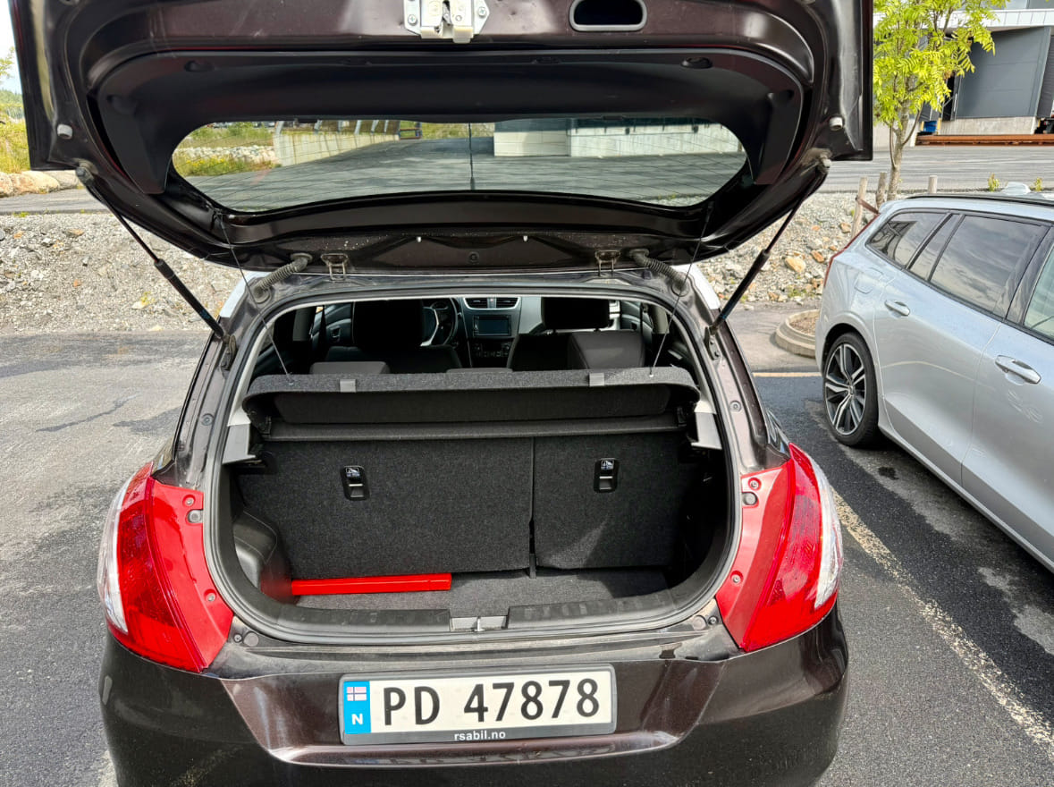 Suzuki Swift 4x4 Wheel Drive - Spike Tires med Babysete