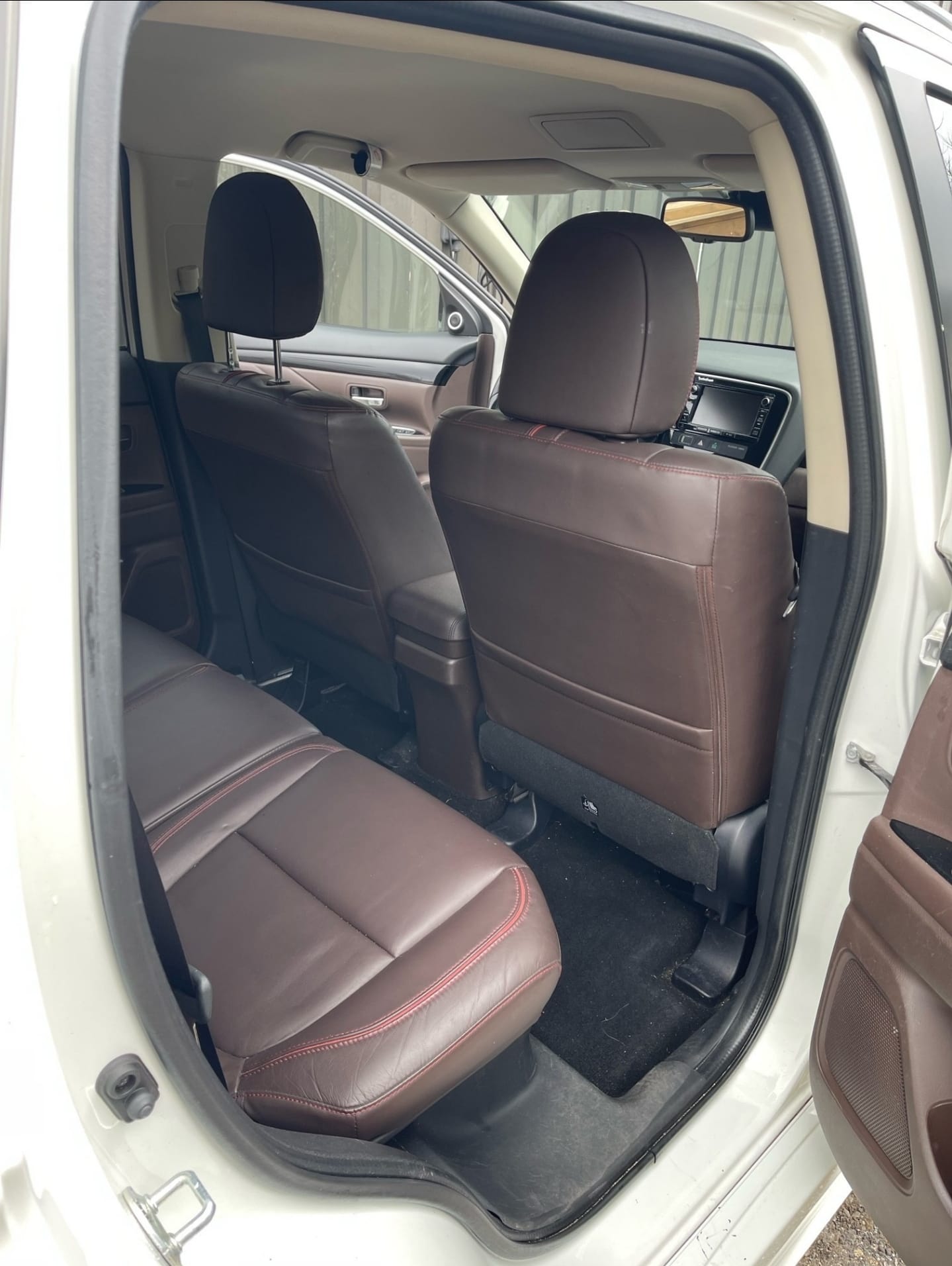 Mitsubishi Outlander PHEV SE with Bluetooth audio