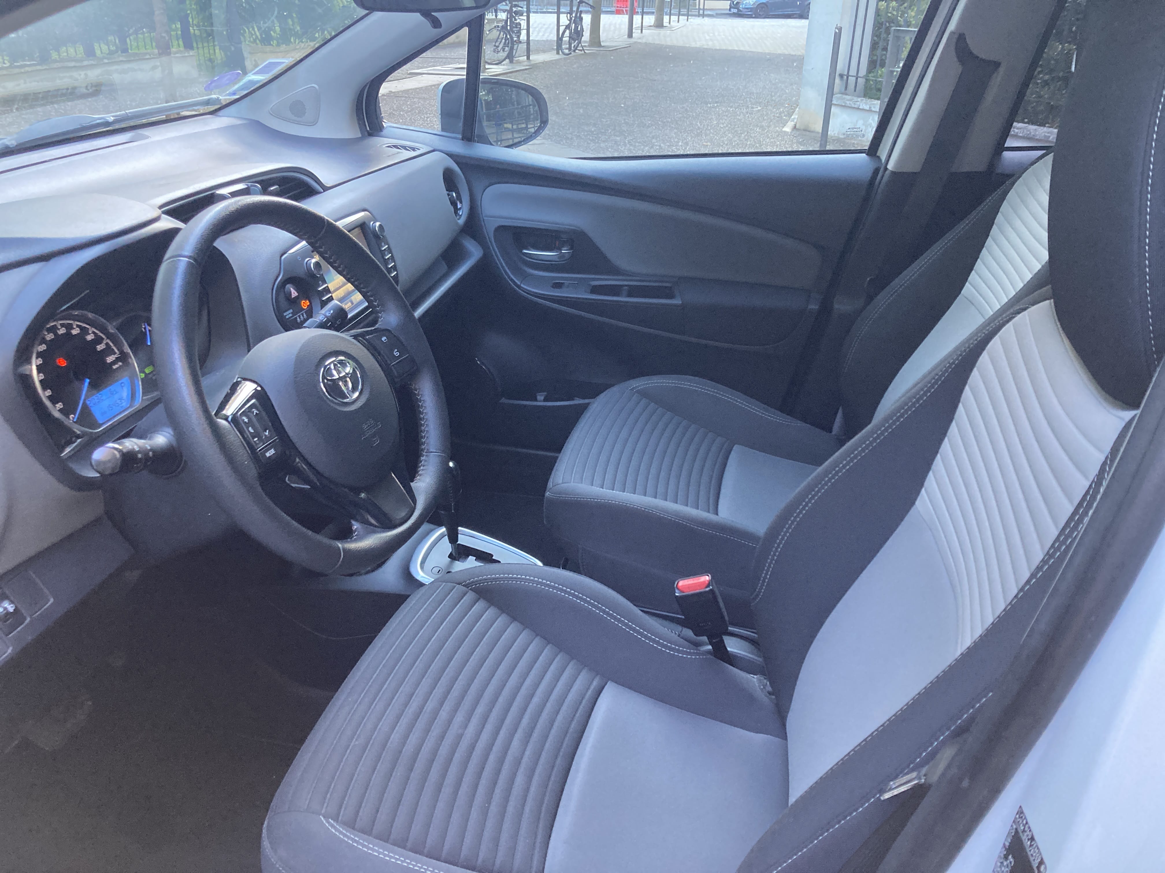 Toyota Yaris Hybride Automatique avec Entrée audio / iPod