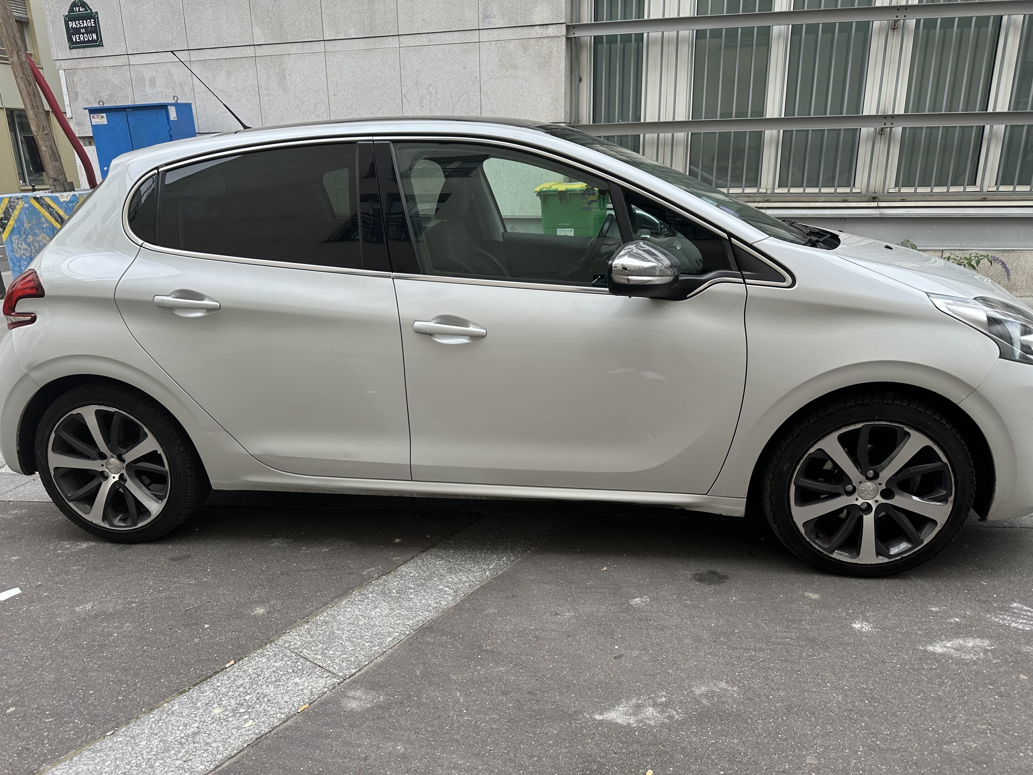 Peugeot 208 Feline avec Climatisation