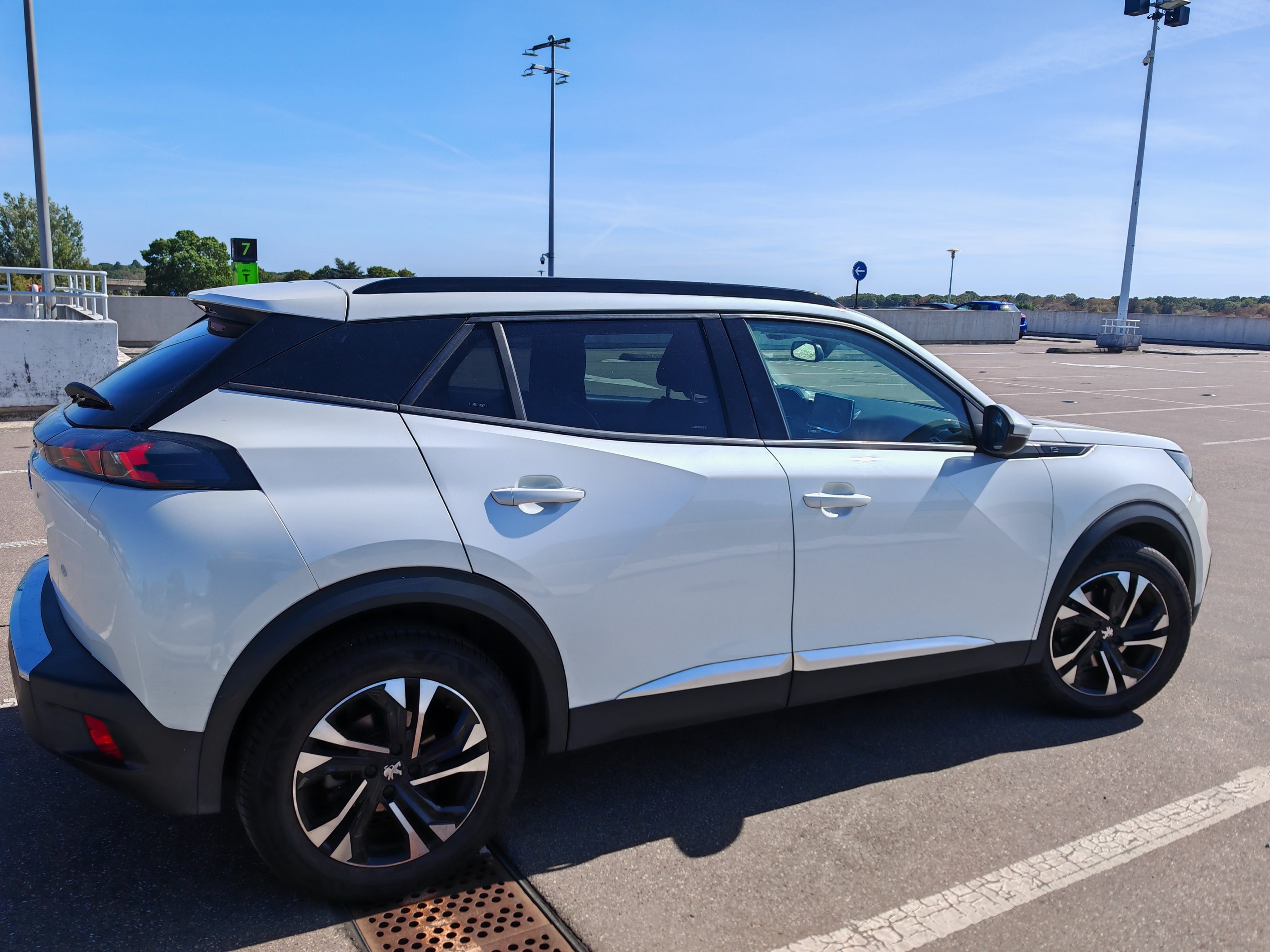 Peugeot e-2008  100% électrique – Confort et simplicité à Paris avec Caméra de recul