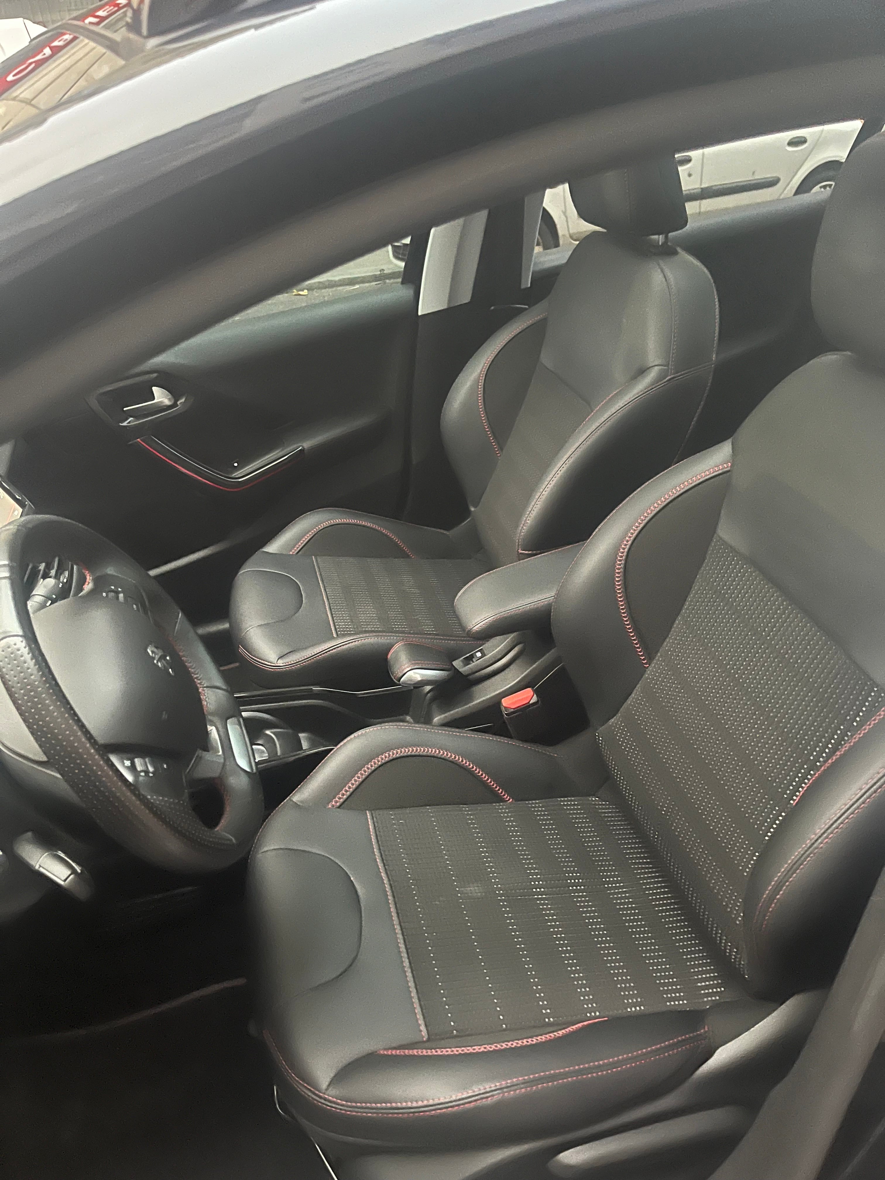 Peugeot 2008 mit Navigationsgerät