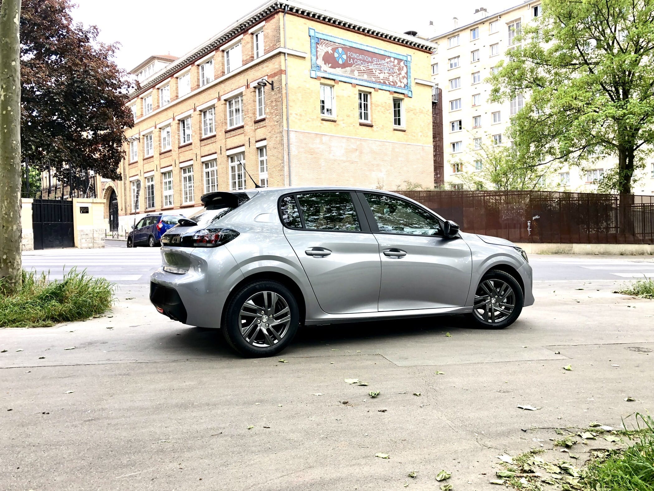 Peugeot 208 FV826 avec GPS