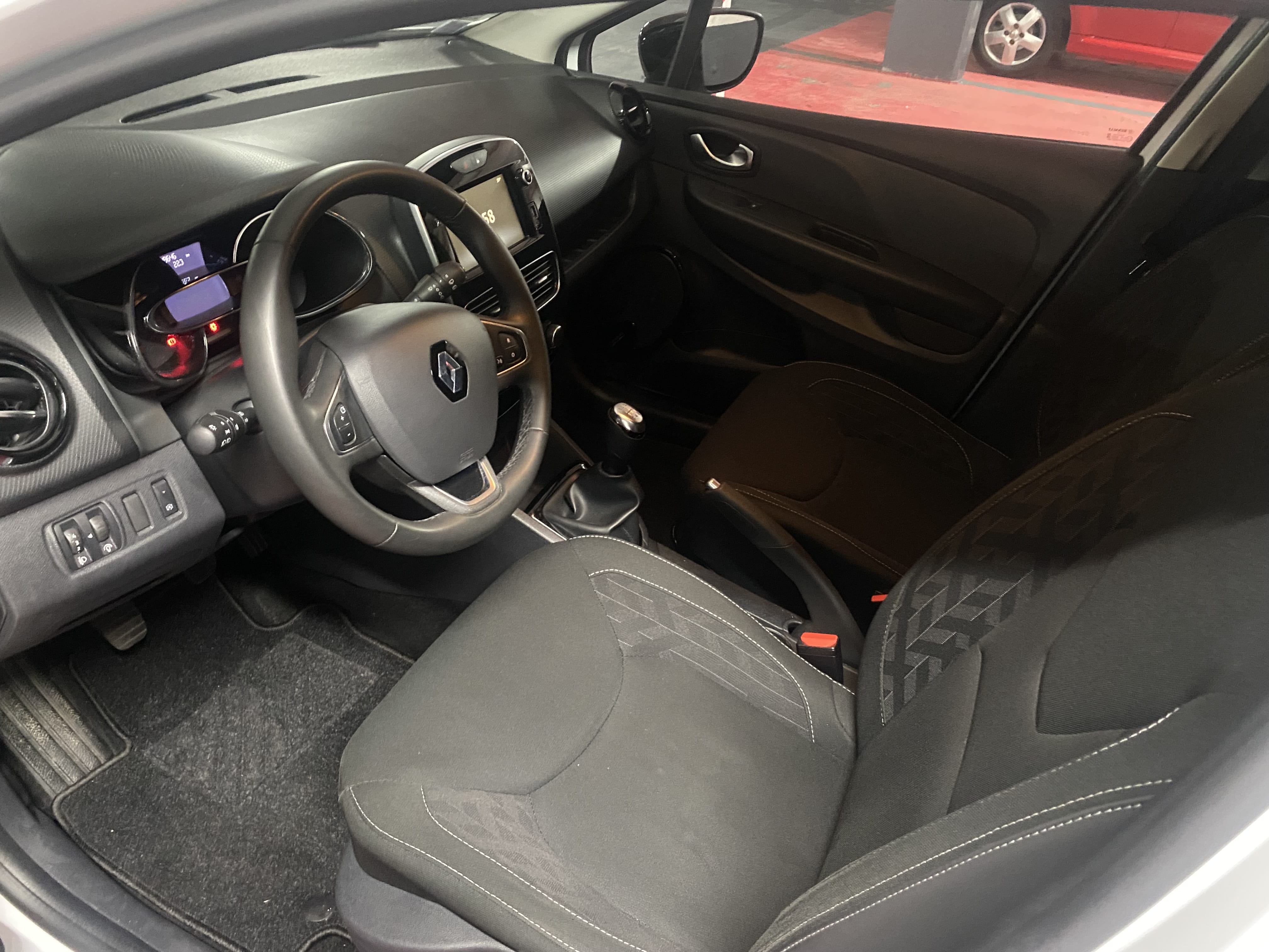 Renault Clio Montparnasse / Métro plaisances /90cv / Bluetooth avec Régulateur de vitesse