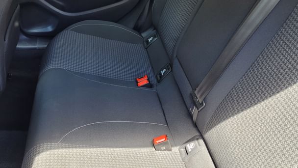 Peugeot 308 Juste en face de l'entrée départ l’aéroport de Montpellier avec Audio Bluetooth