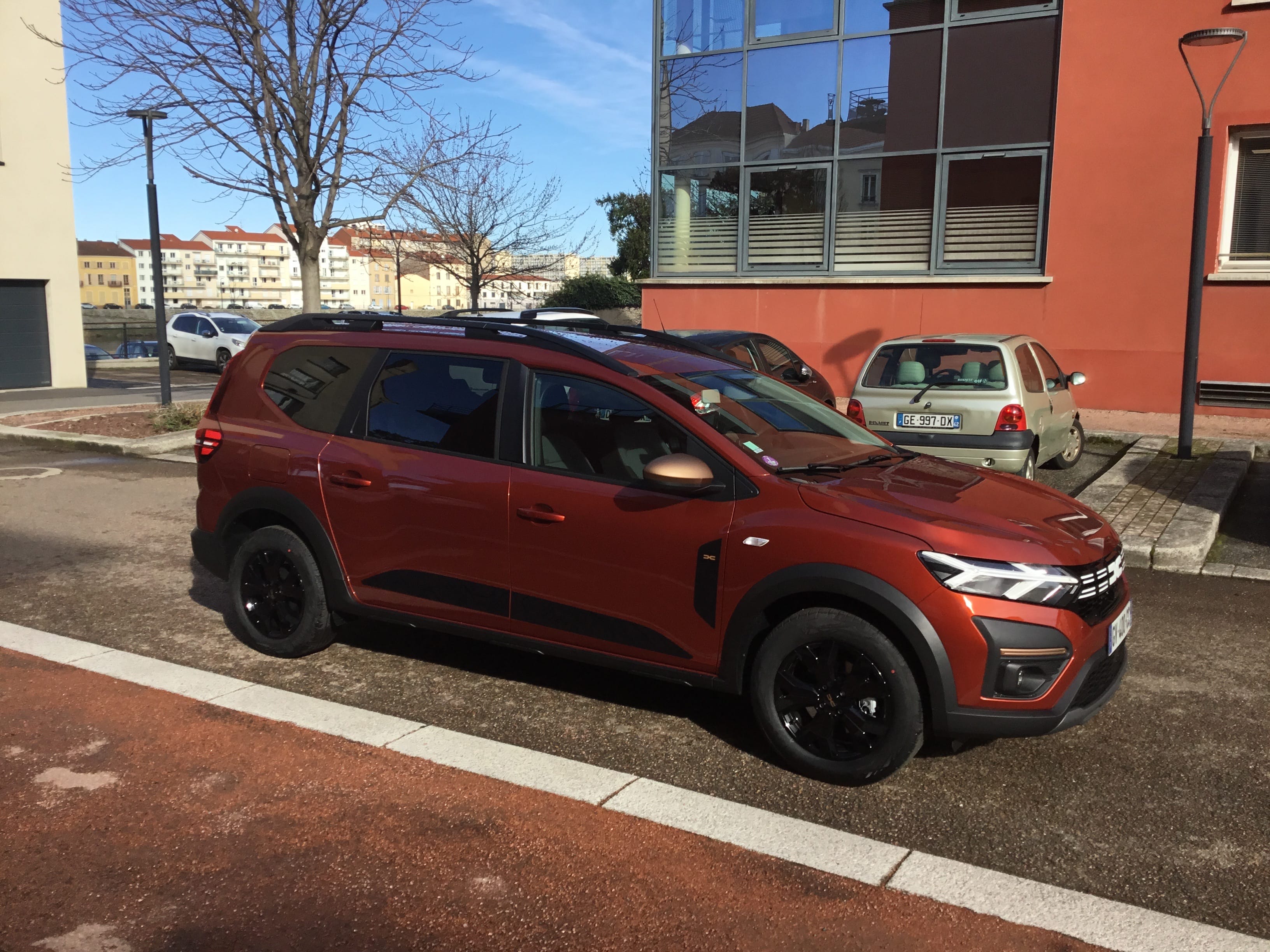 Dacia Jogger, 2024, Essence 95 / Électrique (hybride), automatique