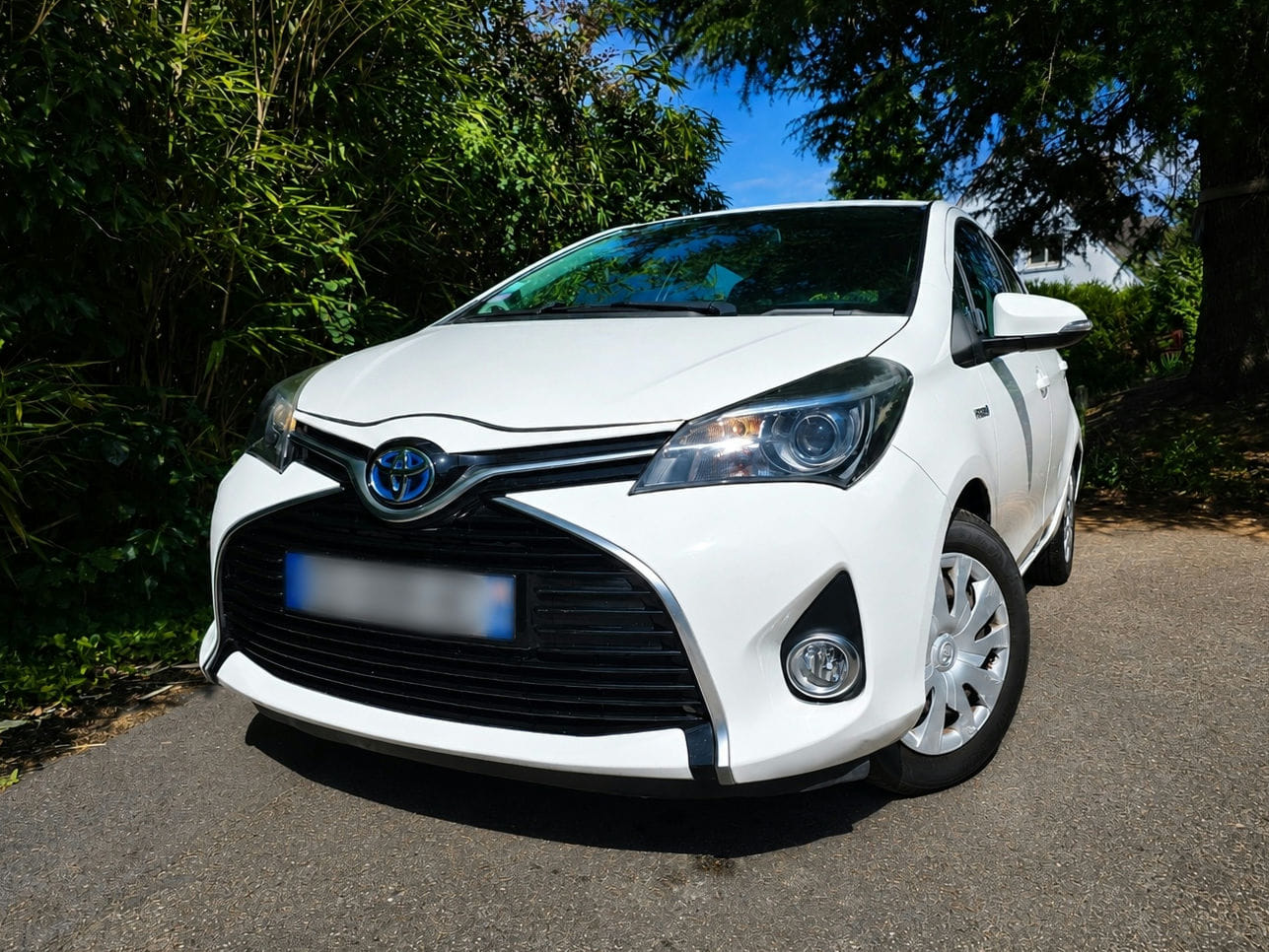 Toyota Yaris Hybride 100h, 2016, Essence 95 / Électrique (hybride), automatique
