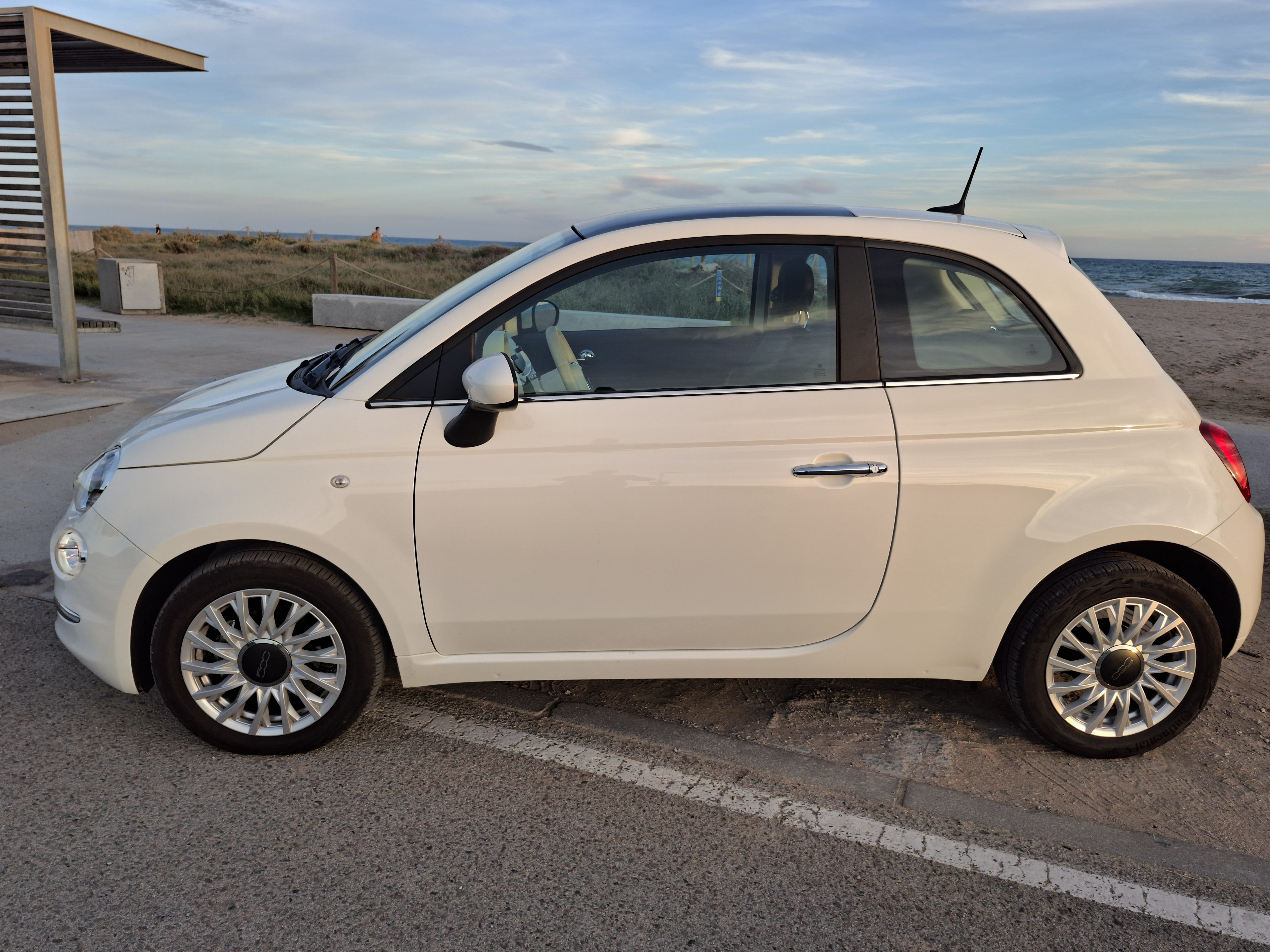 Fiat 500 Híbrido 1.0 51KW (70 CV) Dolcevita  3 puertas - 7933MVB mit Klimaanlage
