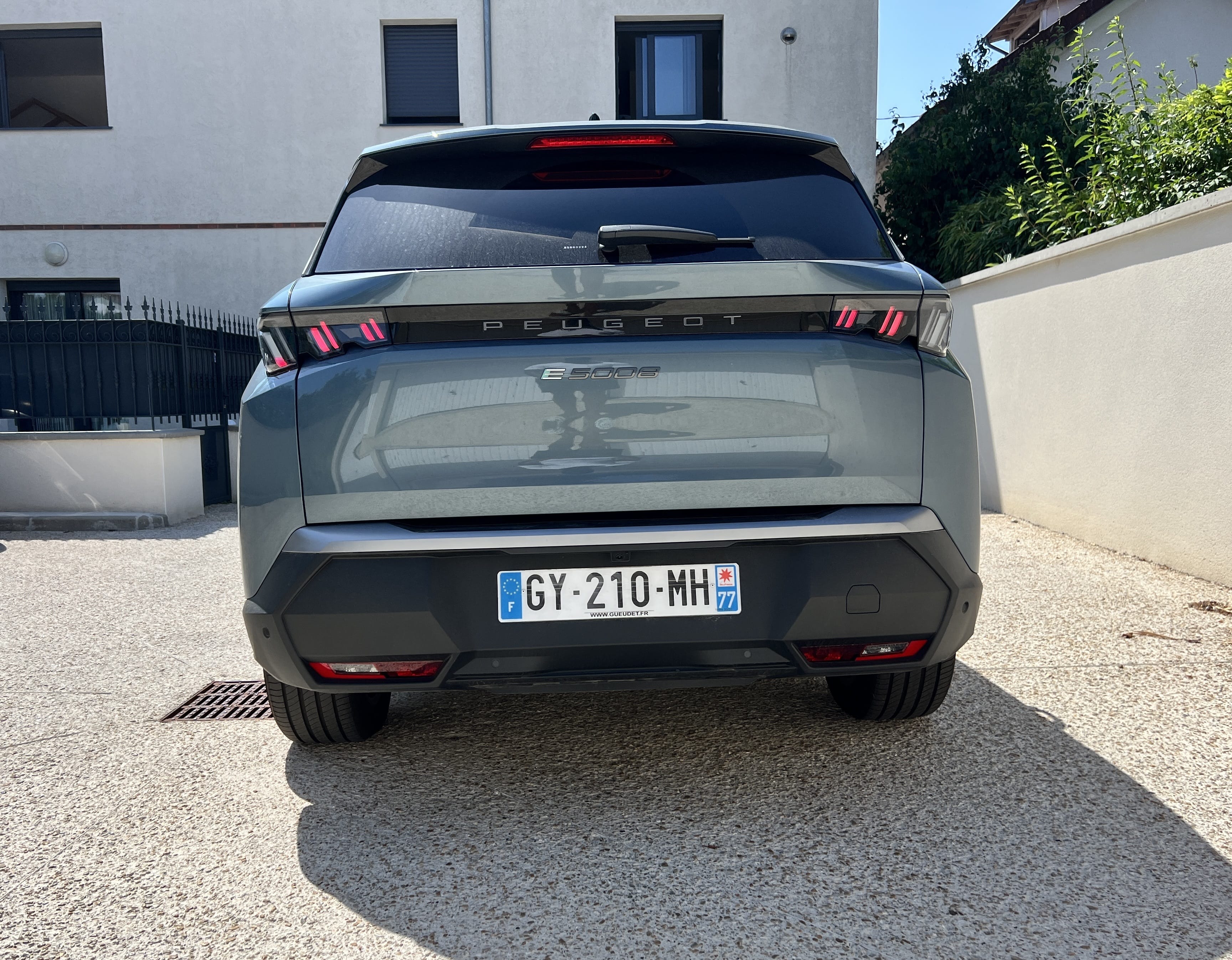 Peugeot e-5008 Allure • 7 places avec GPS