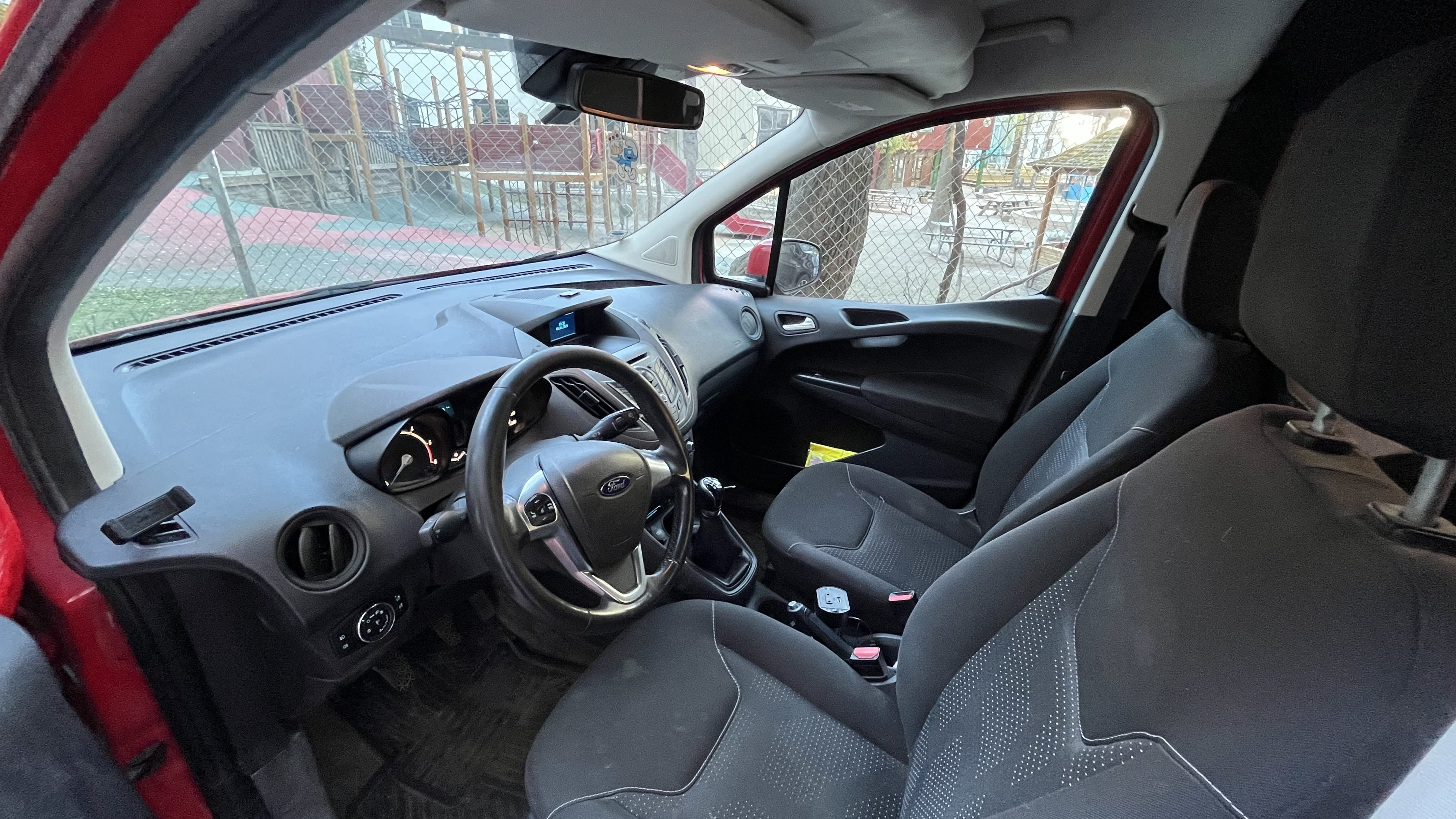 Ford Transit Courier Varebil med USB ladeuttak