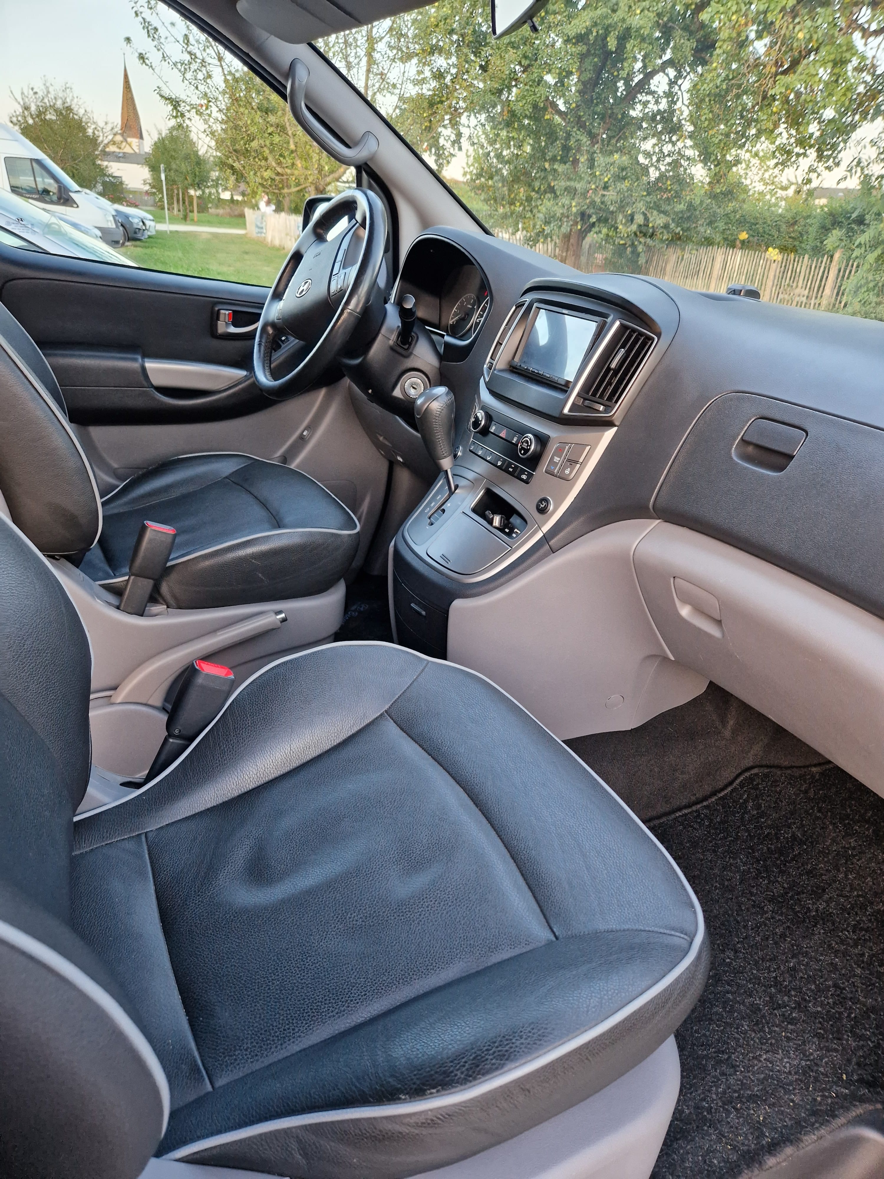 Hyundai H-1 mit Kindersitz