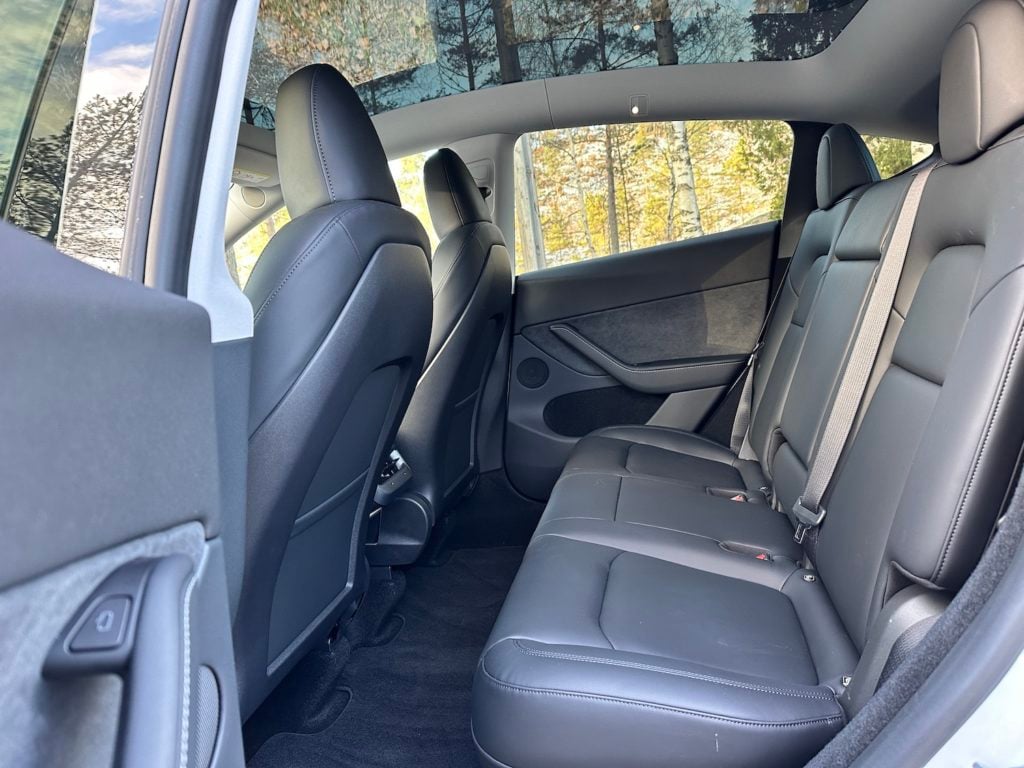 Tesla Model Y med Cruisekontroll