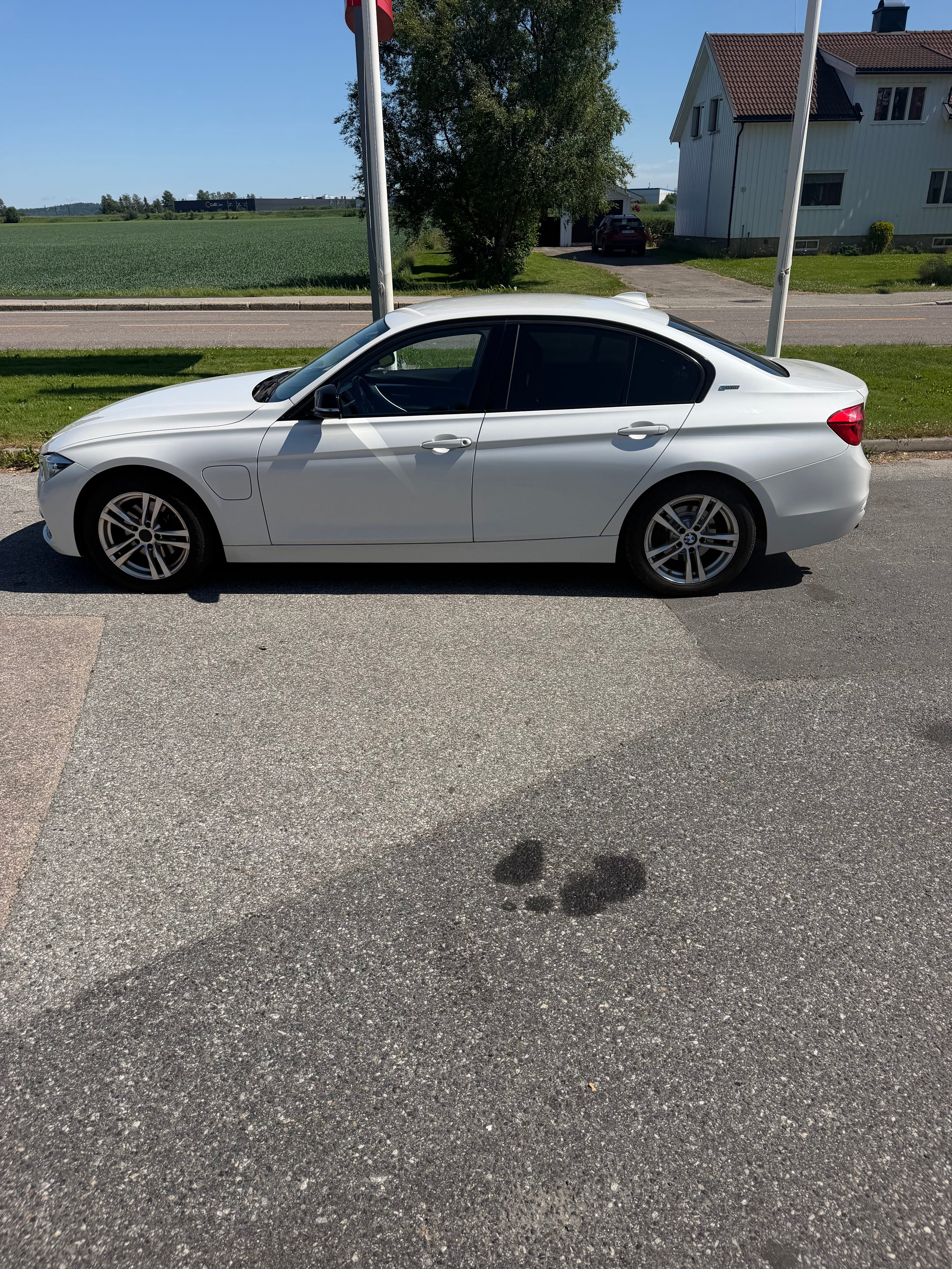 BMW 3 Series 330e iPerformance med Bluetooth audio