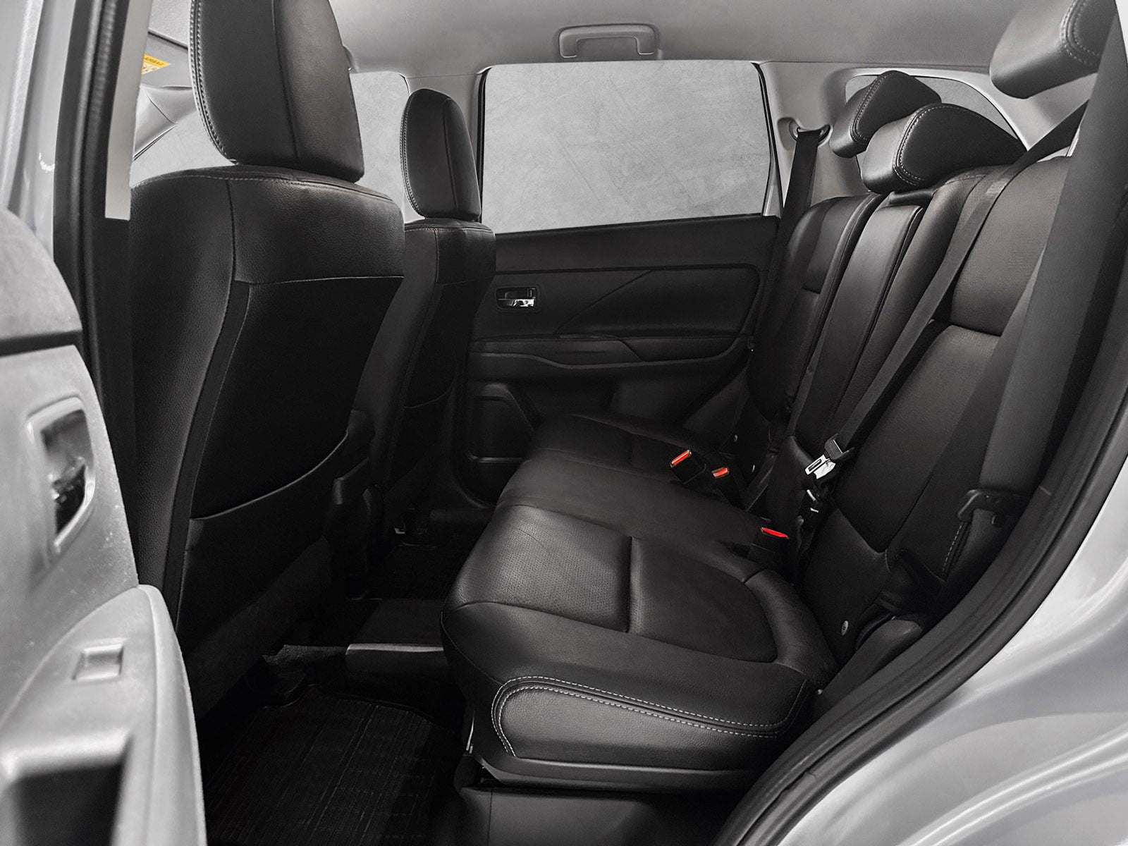 Mitsubishi Outlander PHEV MOTION med Babysete