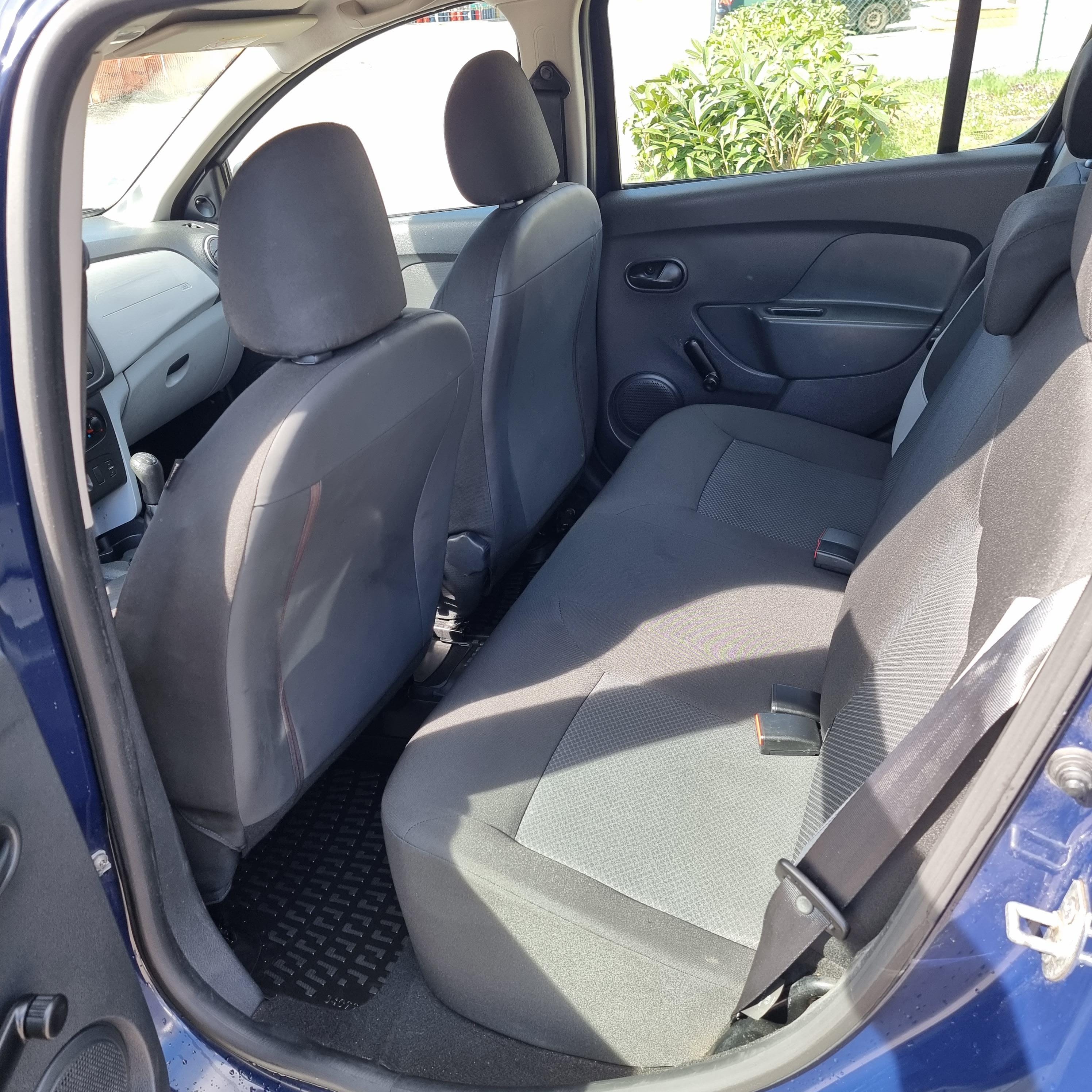 Dacia Sandero pneus neige neuf avec GPS