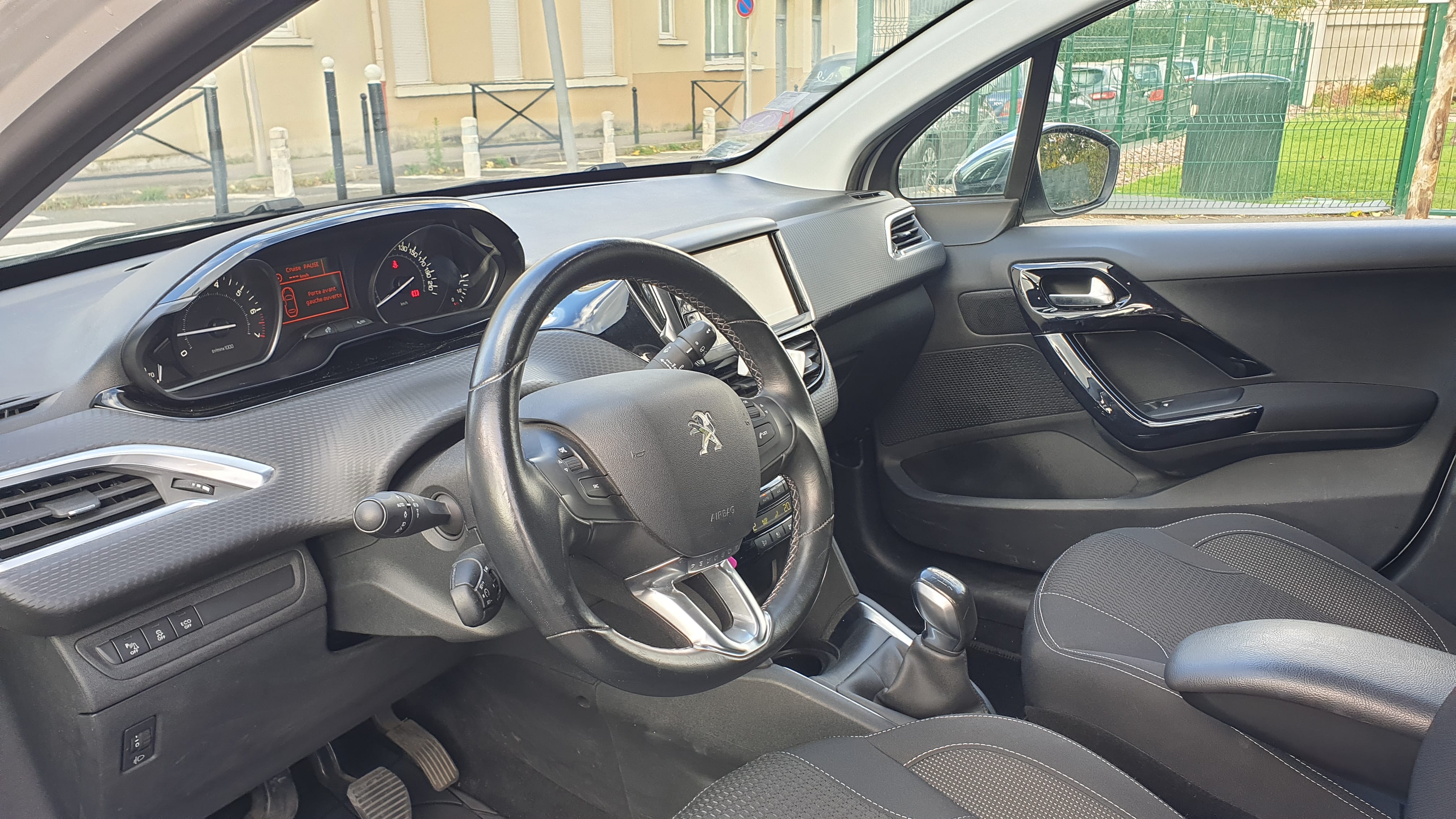 Peugeot 208 Saint Ouen - FE936ZJ avec GPS