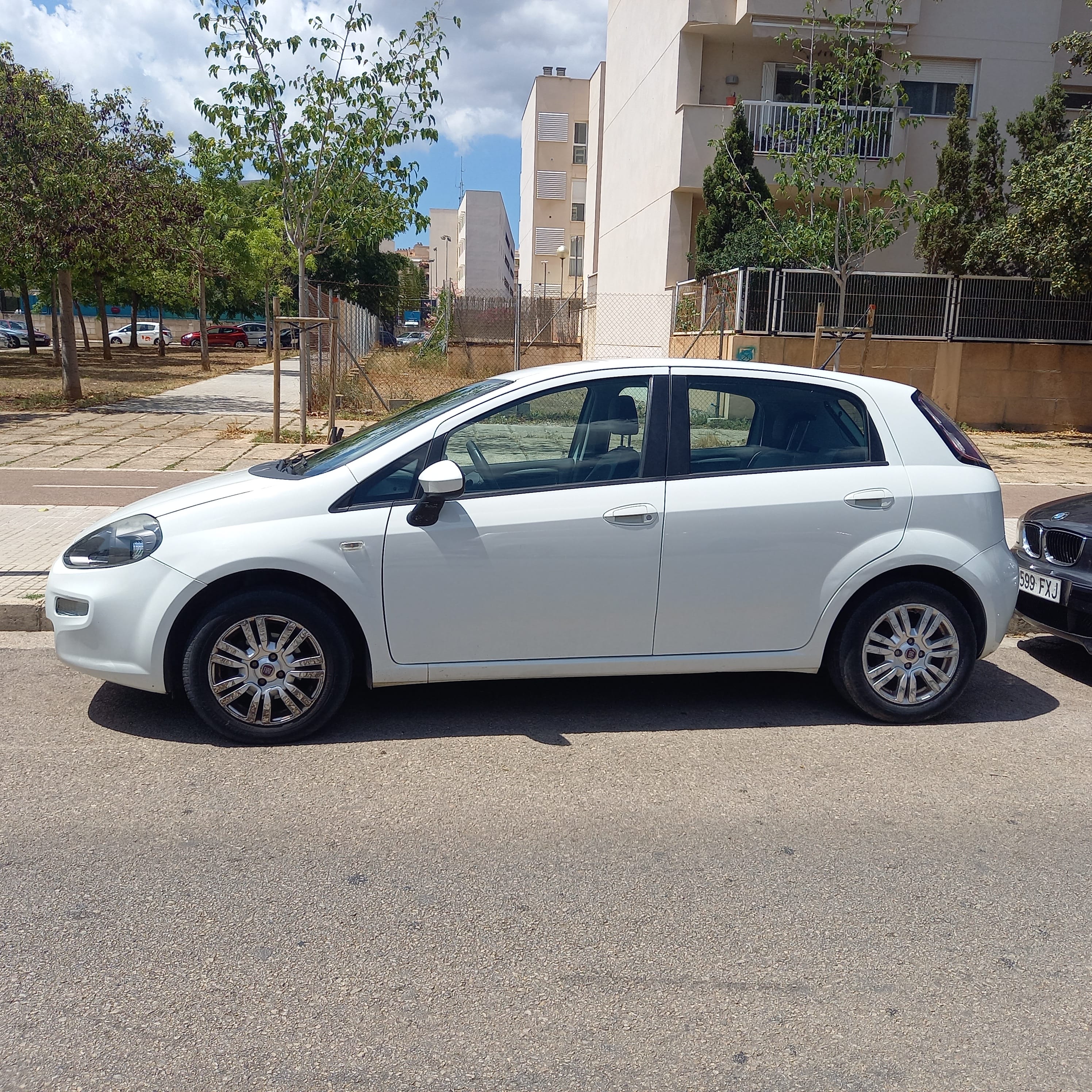 Fiat Punto 1.3,servicio aeropuerto Gratuito con Aire acondicionado