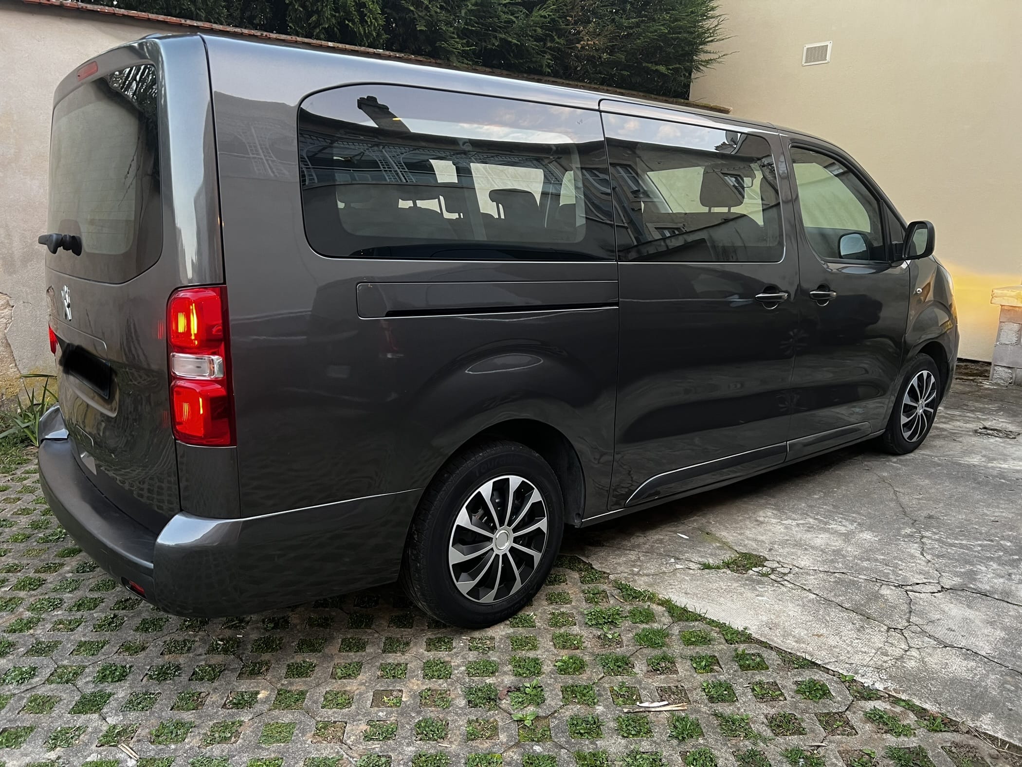 Peugeot Traveller 9 places avec Audio Bluetooth