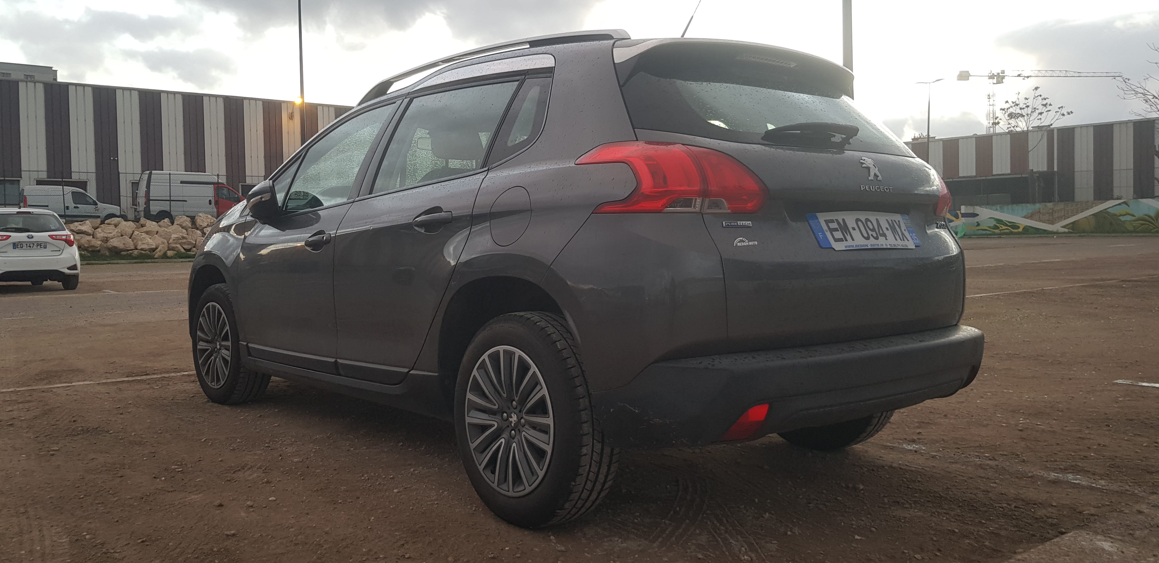 Peugeot 2008 1.2 puretech 82ch bvm5 style avec Coffre de toit