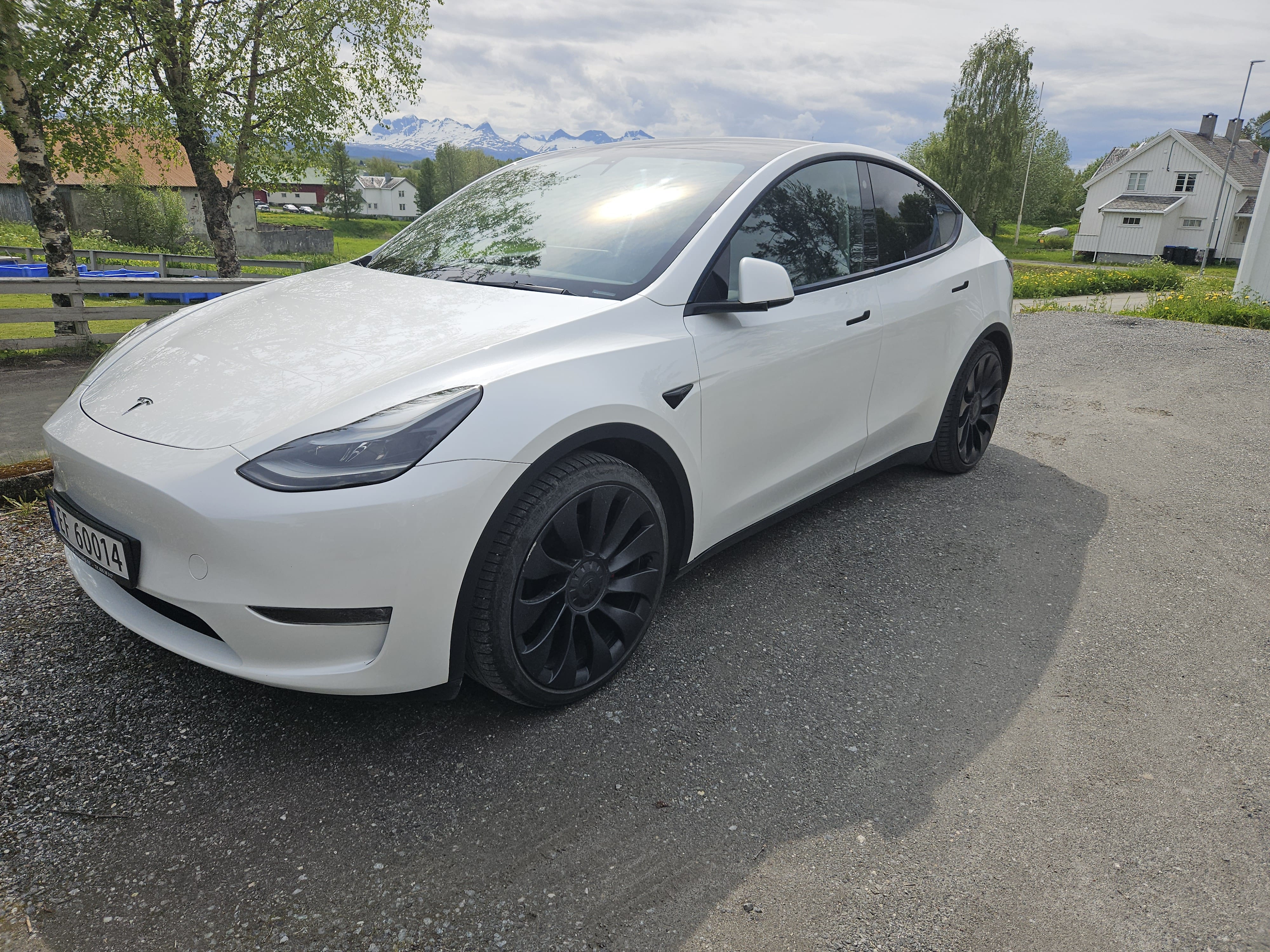 Tesla Model Y Performance med Aircondition